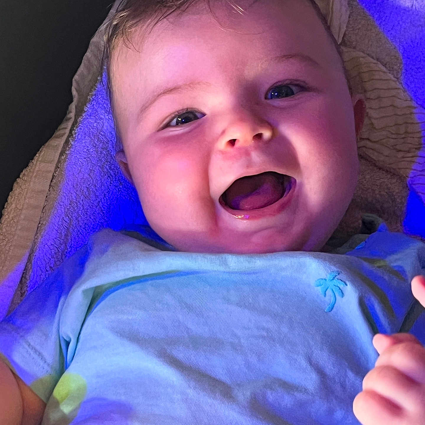 Rùan a rejoint le concours — aidez-le/la à gagner de superbes lots ! baby, blanket, blue_shirt, child, closeup, clothing, cute, expression, face, hand, happy, human, indoor, infant, lying_down, portrait, skin, smiling, toddler, young