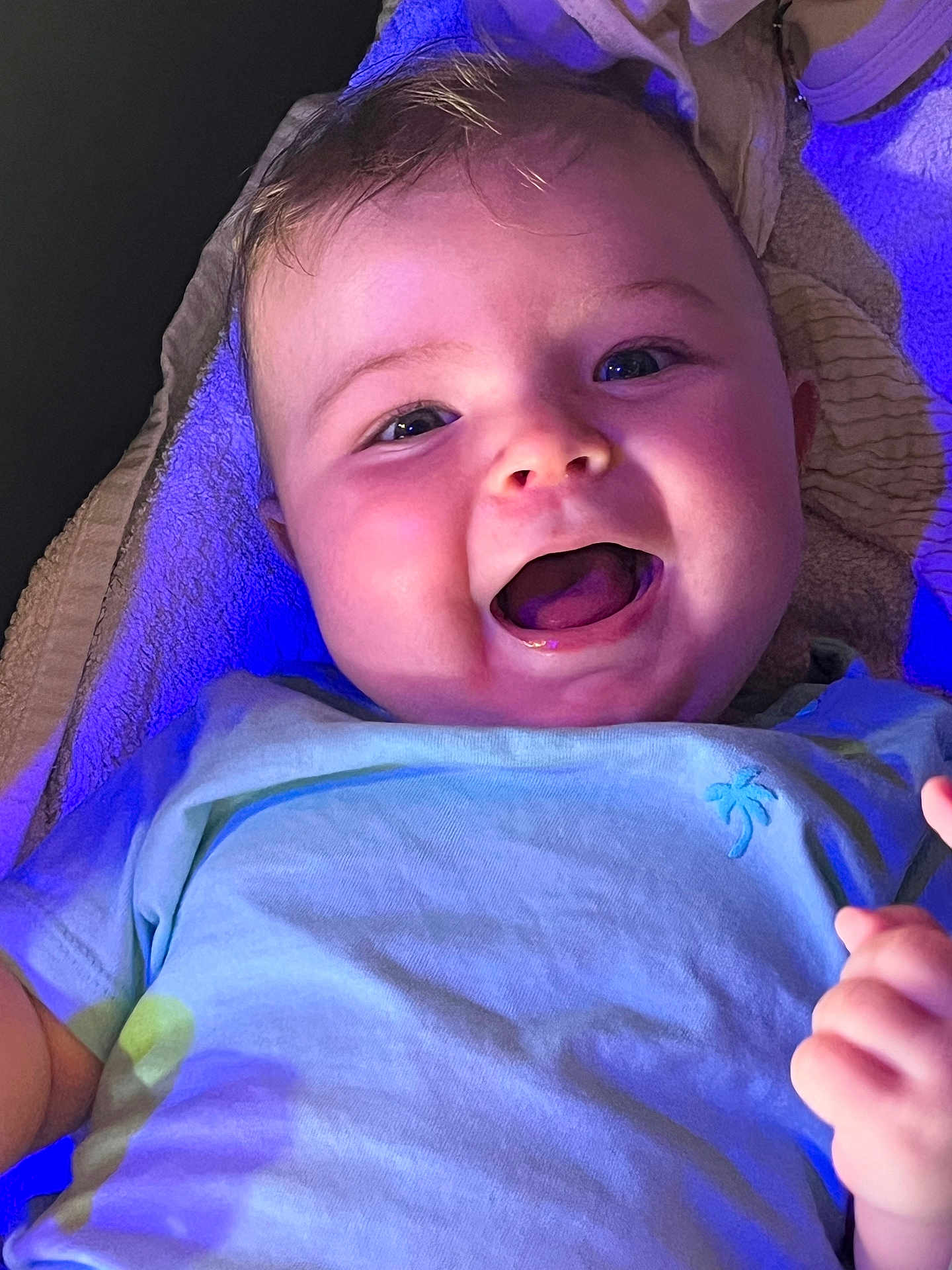Rùan a rejoint le concours — aidez-le/la à gagner de superbes lots ! baby, smiling, blue_shirt, blanket, happy, infant, closeup, face, child, young, lying_down, cute, portrait, human, skin, toddler, indoor, expression, clothing, hand