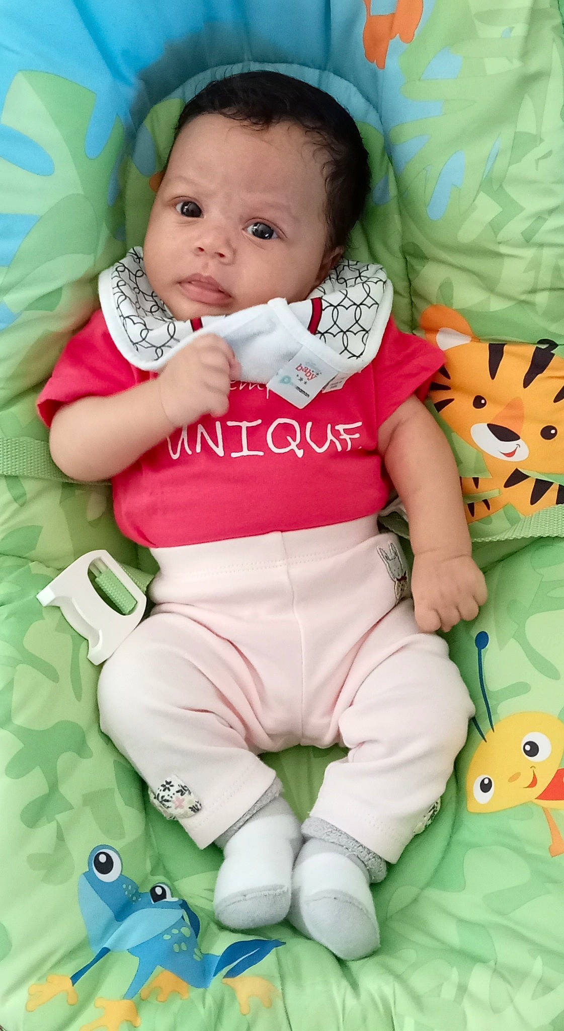 Lya a rejoint le concours — aidez-le/la à gagner de superbes lots ! aqua, baby, baby_toddler_clothing, beauty, blue, cheek, child, face, facial_expression, green, happy, pattern, people, person, pink, product, skin, sleeve, textile, toddler