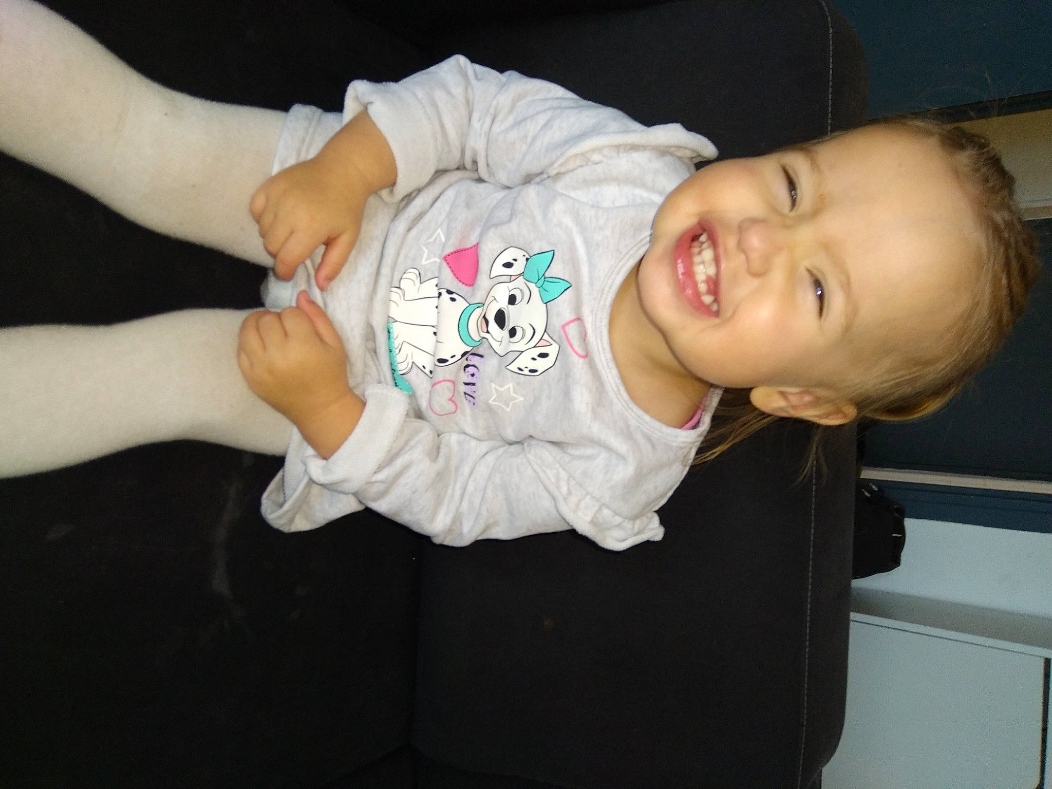 Paloma participe au concours pour gagner de l'argent avec cette photo : arm, baby, baby_toddler_clothing, cheek, chin, comfort, elbow, finger, fun, gesture, happy, human_body, mouth, nose, person, sleeve, smile, t_shirt, thumb, toddler