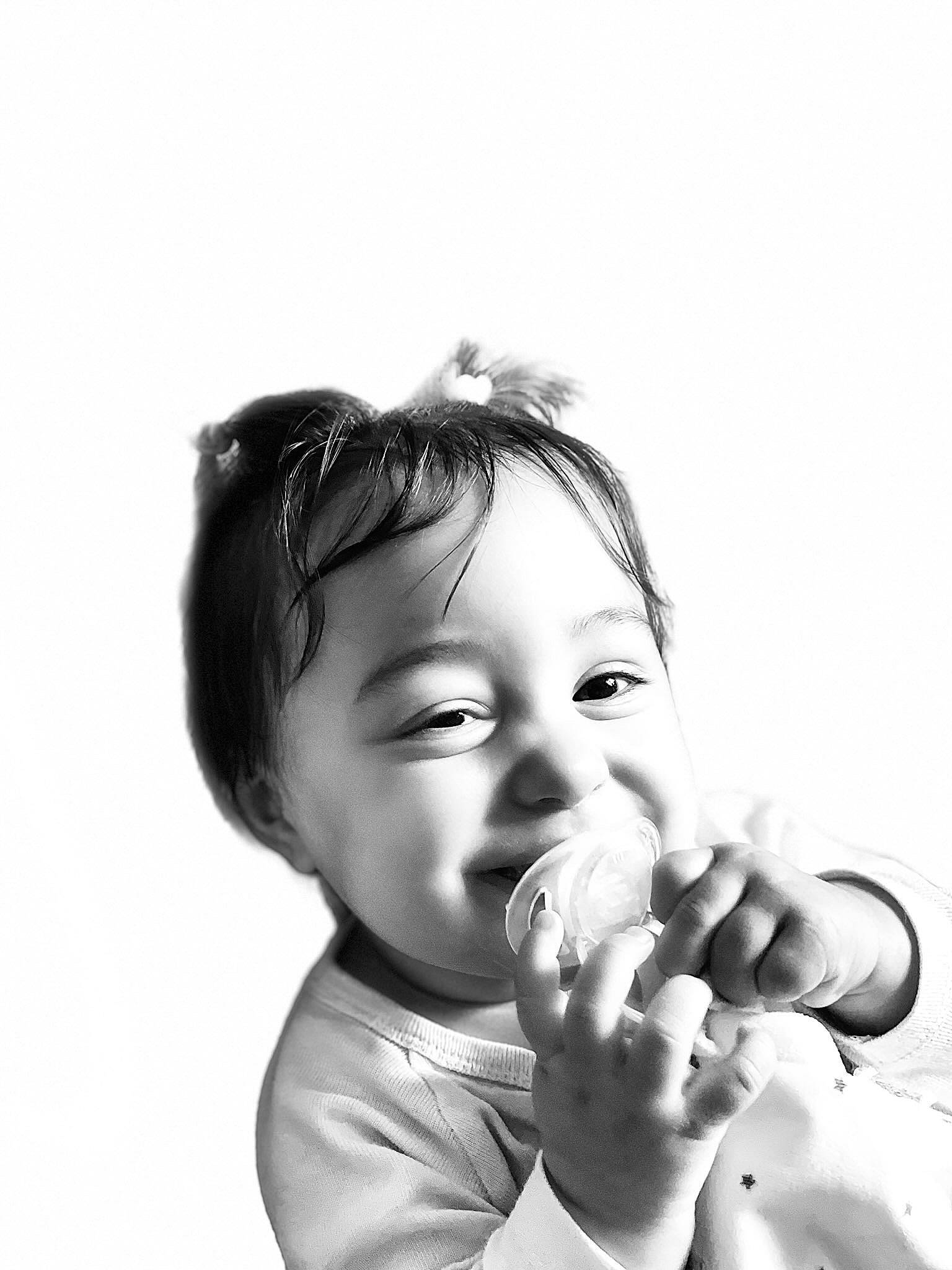 Alana Gabrielle a rejoint le concours — aidez-le/la à gagner de superbes lots ! baby, black_and_white, cheek, chin, eye, eyelash, face, finger, flash_photography, gesture, hand, happy, iris, jaw, lip, mouth, nose, person, shoulder, skin