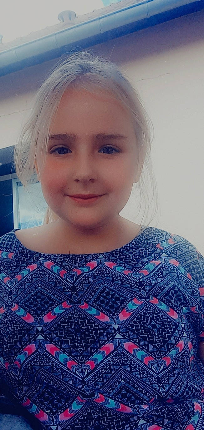 Maeva a rejoint le concours — aidez-le/la à gagner de superbes lots ! beauty, brown_hair, chin, day_dress, electric_blue, eyelash, fashion_design, hairstyle, happy, iris, joy, lip, magenta, pattern, person, pink, plaid, sleeve, smile, street_fashion