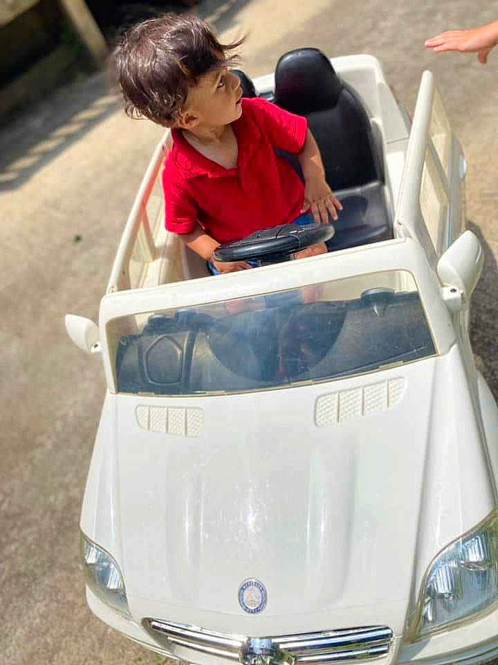 Gabriel is registered to the contest to win money with this photo: automotive_design, automotive_exterior, automotive_lighting, automotive_tire, automotive_wheel_system, bumper, car, fender, grille, headlamp, hood, mode_of_transport, motor_vehicle, person, photograph, shorts, tire, vehicle, vehicle_door, wheel