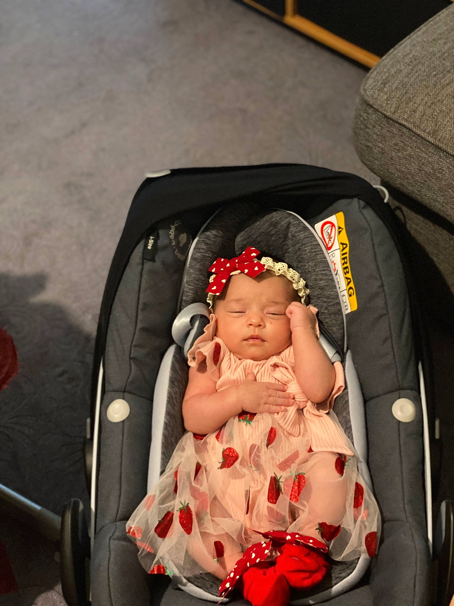 Khadija participe au concours pour gagner de l'argent avec cette photo : baby, baby_carriage, baby_products, baby_safety, baby_sleeping, baby_toddler_clothing, bag, baggage, car_seat, child, comfort, fashion_accessory, headwear, infant_bed, luggage_and_bags, pattern, person, sitting, suitcase, toddler