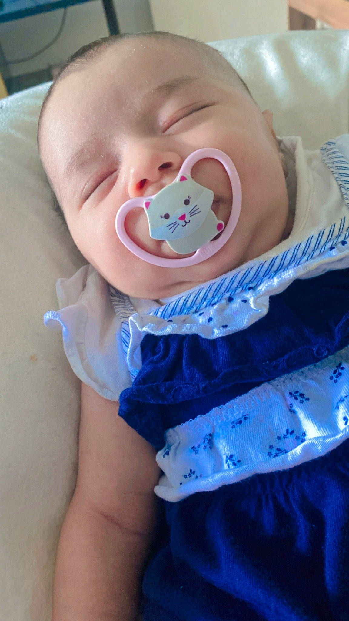 Khadija a rejoint le concours — aidez-le/la à gagner de superbes lots ! baby, baby_products, baby_safety, baby_toddler_clothing, blue, cheek, child, comfort, eye, eyelash, finger, head, iris, linens, nose, person, pink, skin, sleeve, textile