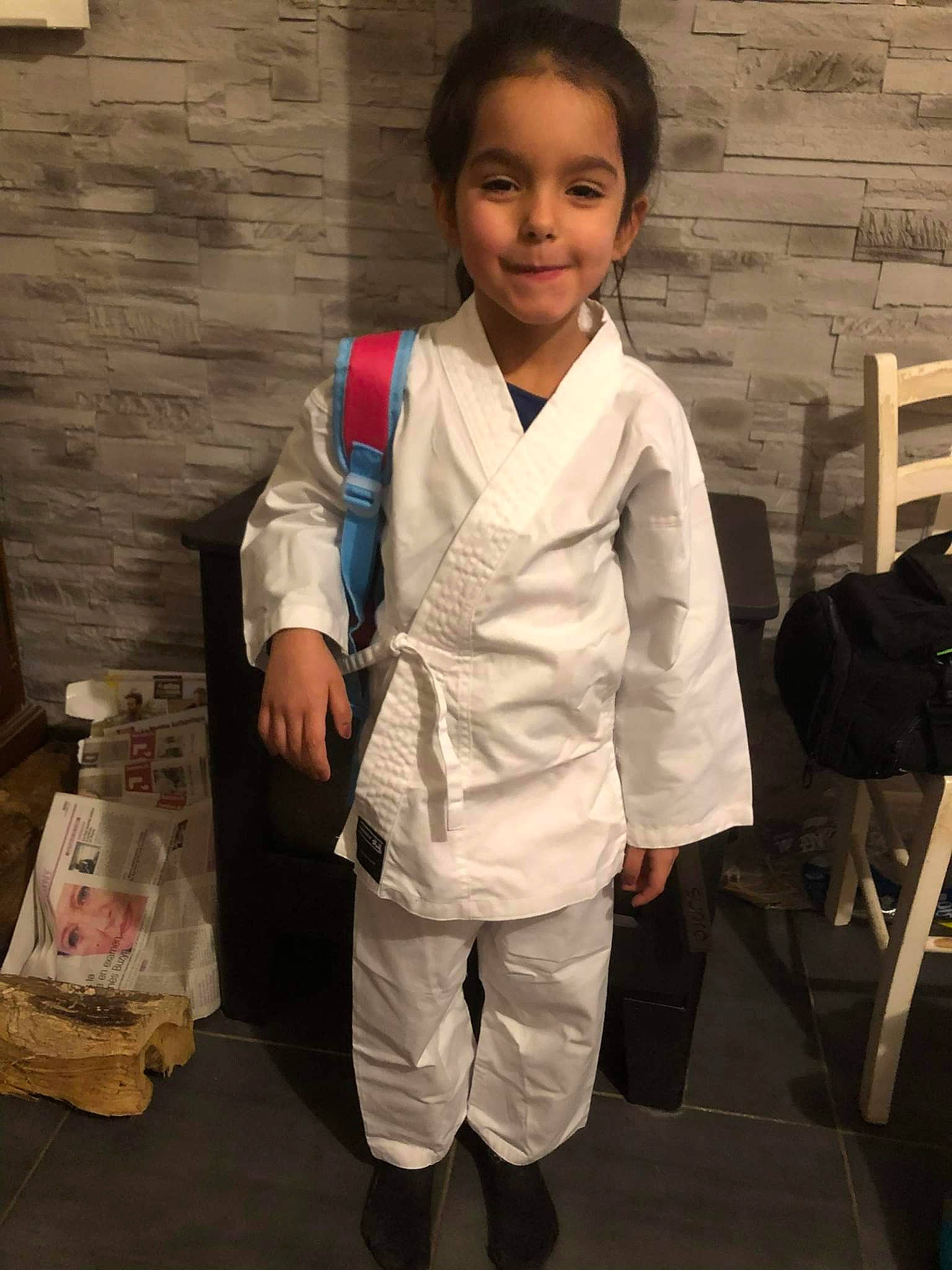 Maewen a rejoint le concours — aidez-le/la à gagner de superbes lots ! box, child, collar, dress_shirt, event, face, fashion_design, flooring, formal_wear, fun, gesture, happy, joy, person, sitting, sleeve, smile, standing, toddler, uniform