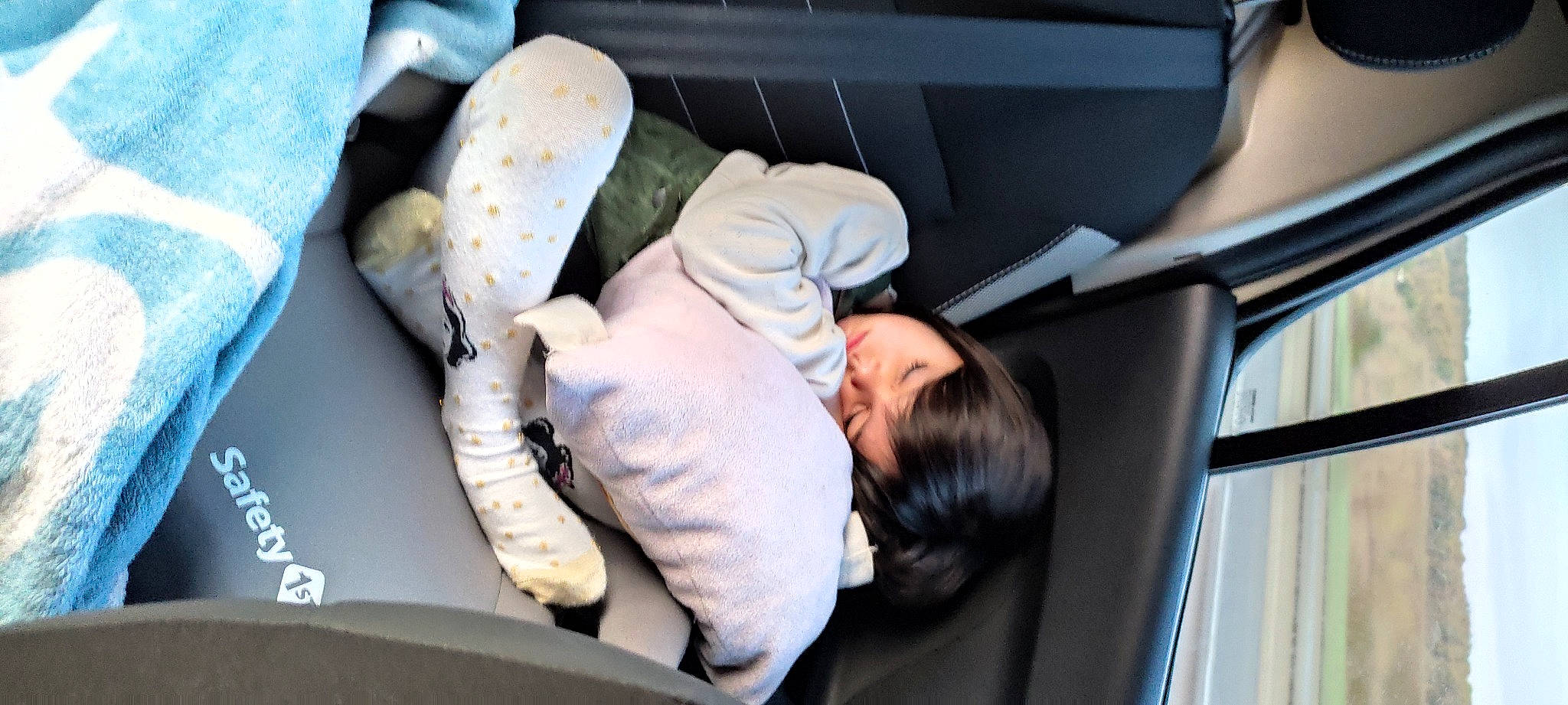 Kimberly participe au concours pour gagner de l'argent avec cette photo : auto_part, automotive_exterior, automotive_window_part, baby, baby_in_car_seat, baby_products, baby_safety, car_seat, child, comfort, family_car, hand, luxury_vehicle, motor_vehicle, person, service, thumb, toddler, vehicle, vehicle_door