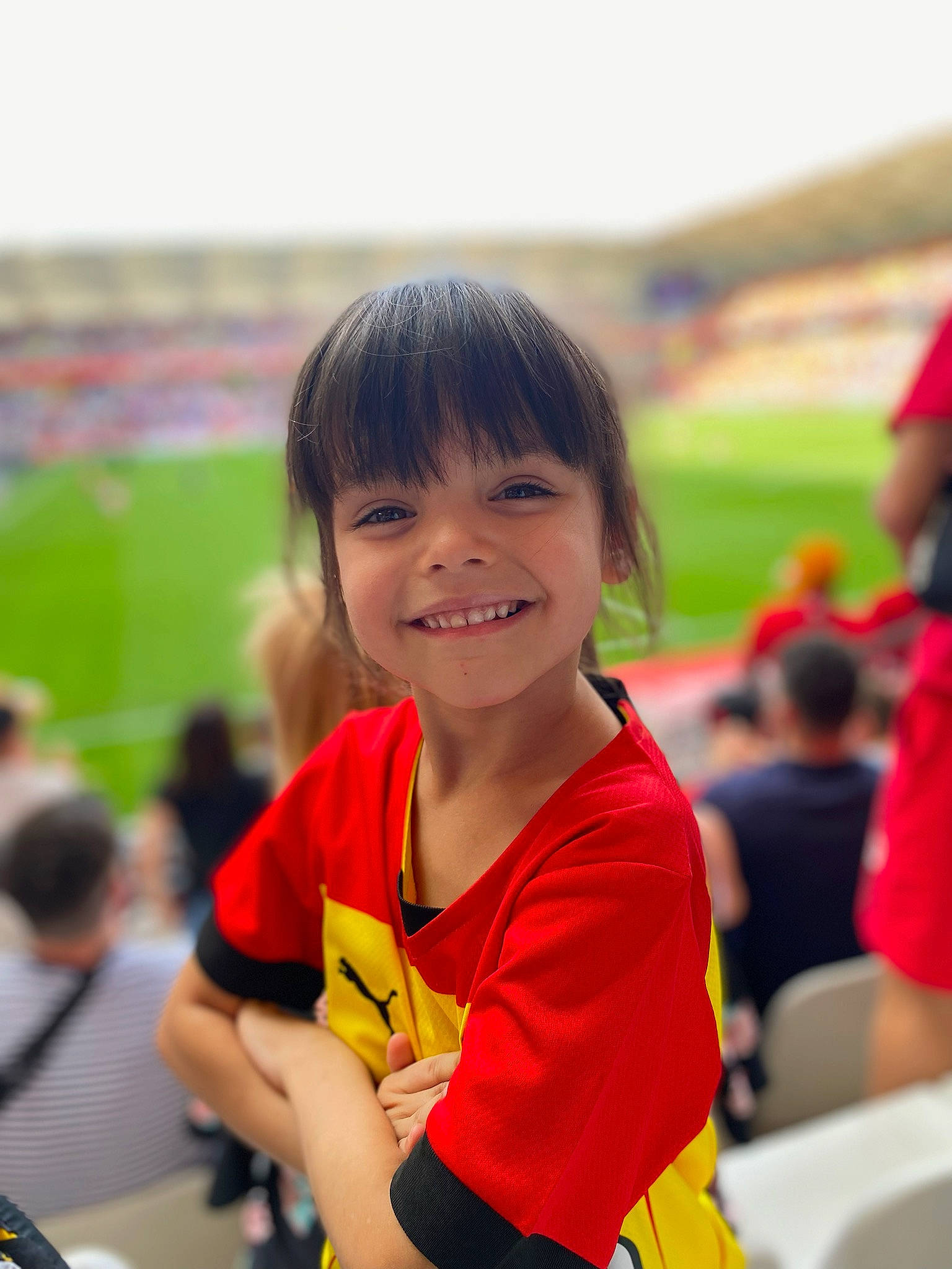 Kimberly participe au concours pour gagner de l'argent avec cette photo : championship, competition_event, event, facial_expression, fan, fun, gesture, grass, happy, joy, leisure, person, player, recreation, shorts, smile, sport_venue, sports, stadium, summer