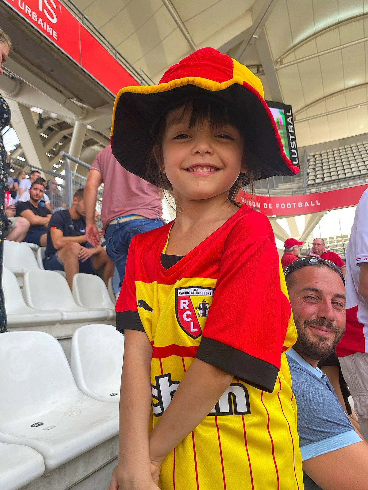 Kimberly a rejoint le concours — aidez-le/la à gagner de superbes lots ! baseball_cap, blurred, cap, child, event, fan, fashion_accessory, fun, happy, hat, joy, leisure, person, recreation, red, shorts, smile, sun_hat, t_shirt, toddler