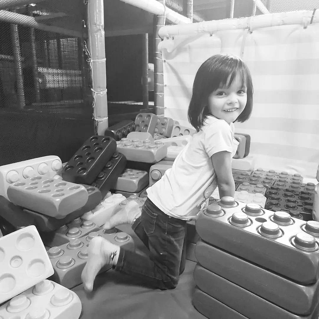 Kimberly a rejoint le concours — aidez-le/la à gagner de superbes lots ! black, black_and_white, child, cooking, food, happy, joy, meal, monochrome, monochrome_photography, people, person, photography, portrait_photography, room, sitting, smile, street, style, tableware