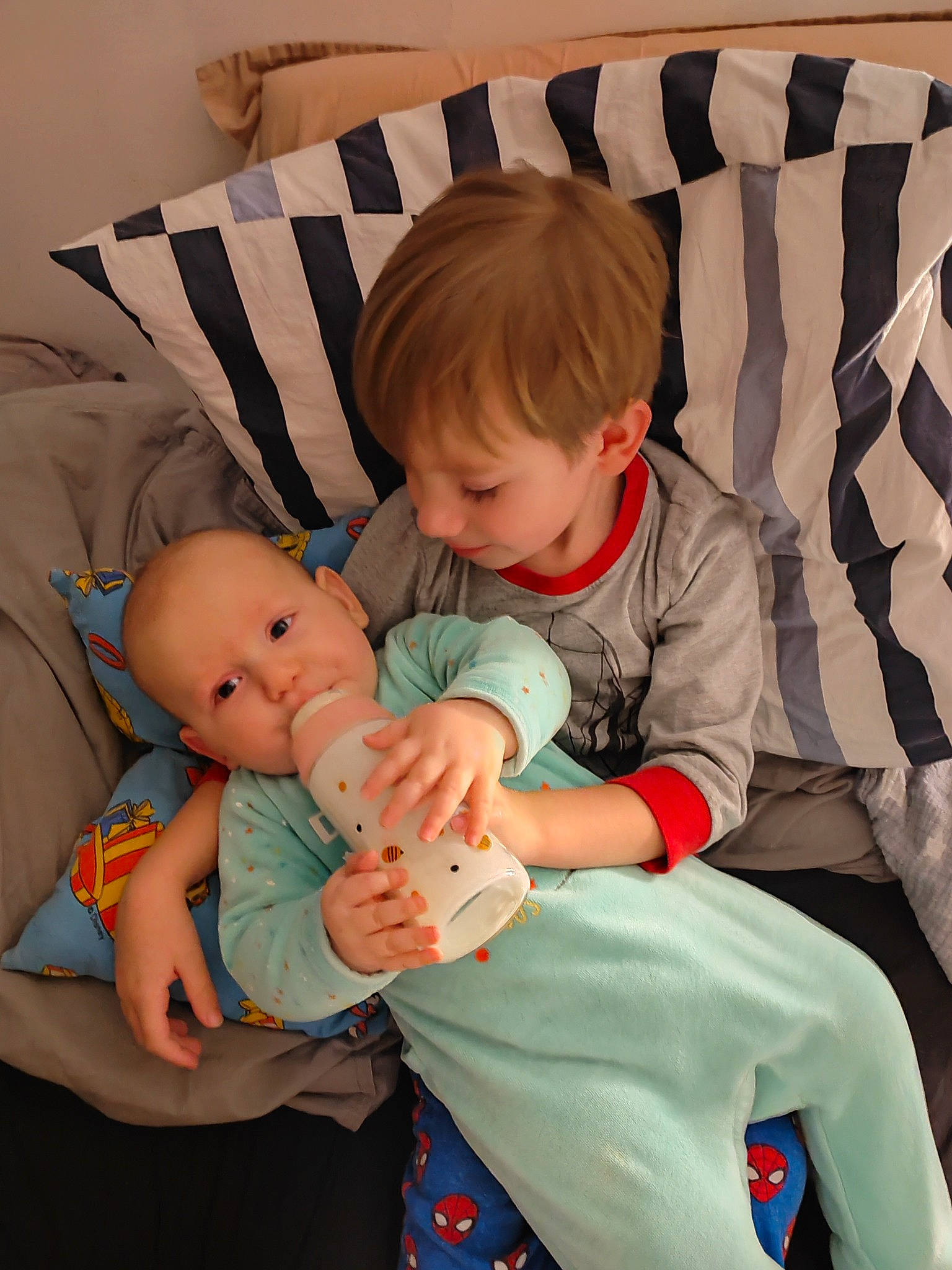 Elsa a rejoint le concours — aidez-le/la à gagner de superbes lots ! baby, baby_products, baby_toddler_clothing, cheek, child, comfort, couch, event, eye, finger, hairstyle, happy, lap, mammal, person, room, sharing, sitting, skin, sleeve