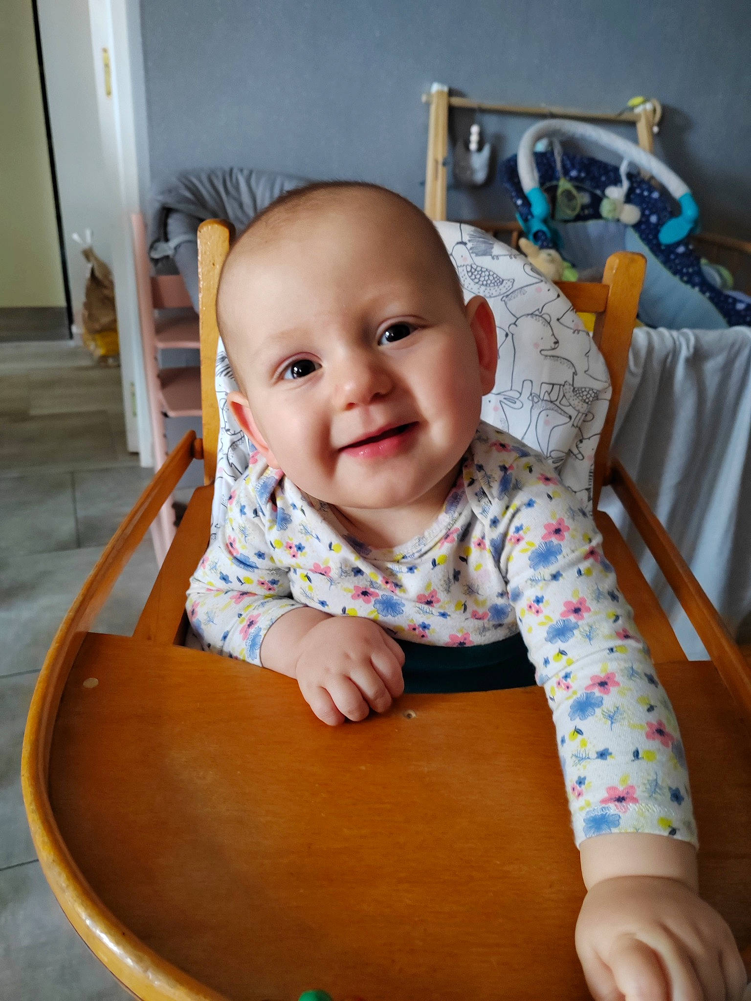 Elsa participe au concours pour gagner de l'argent avec cette photo : baby, baby_toddler_clothing, chair, cheek, child, chin, comfort, eye, floor, flooring, fun, hardwood, iris, joy, person, room, sitting, skin, sleeve, smile