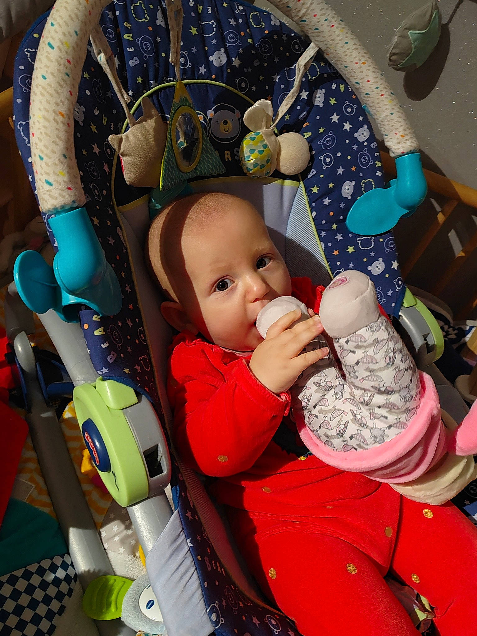 Elsa participe au concours pour gagner de l'argent avec cette photo : baby, baby_carriage, baby_products, baby_toddler_clothing, baby_toys, chair, child, comfort, fashion_accessory, fun, happy, lap, leisure, person, play, product, room, sitting, stuffed_toy, textile