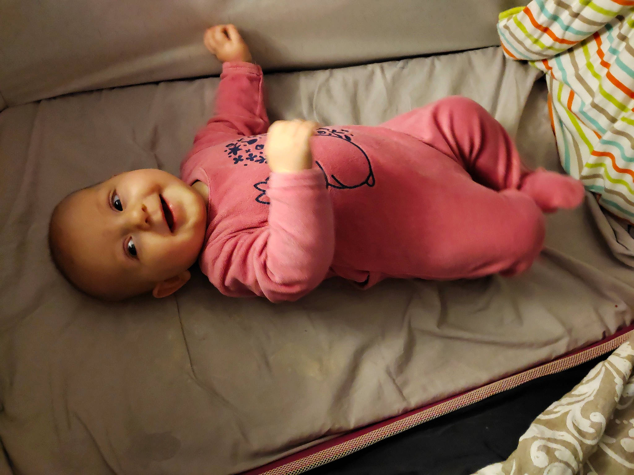 Elsa a rejoint le concours — aidez-le/la à gagner de superbes lots ! arm, baby, cheek, comfort, couch, eye, finger, furniture, head, human_body, joy, linens, lip, mammal, person, pink, skin, smile, textile, toddler