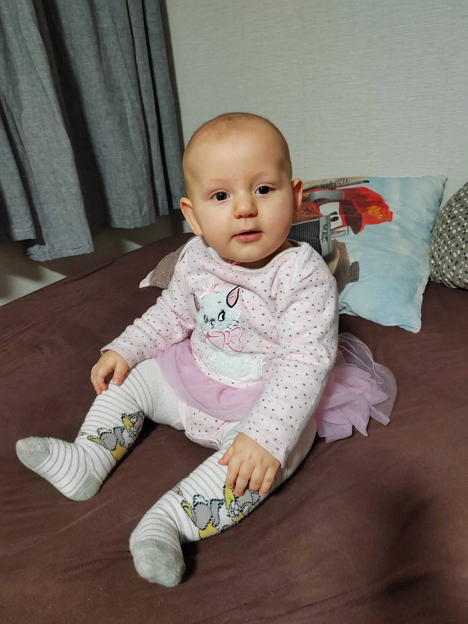 Elsa participe au concours pour gagner de l'argent avec cette photo : baby, baby_toddler_clothing, cheek, child, comfort, curtain, eye, floor, flooring, foot, happy, hardwood, iris, pattern, person, sitting, sleeve, smile, sock, toddler