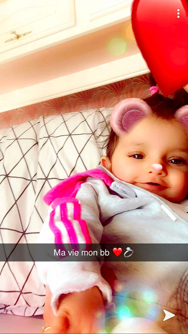 Dalia participe au concours pour gagner de l'argent avec cette photo : arm, baby, beauty, cheek, child, close_up, daughter, finger, gesture, happy, head, mouth, person, photography, pink, play, sitting, smile, thumb, toddler