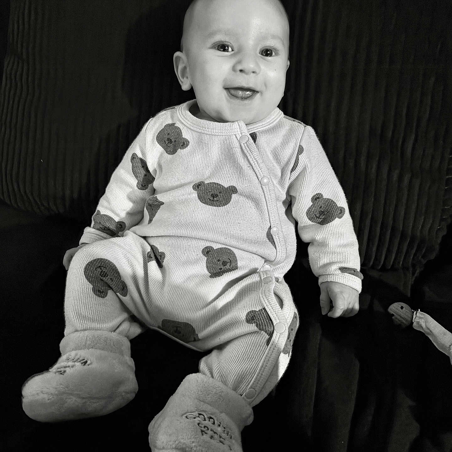 Maylone a rejoint le concours — aidez-le/la à gagner de superbes lots ! baby, bear_pattern, black_and_white, booties, child, clothing, comfortable, cozy, cute, face, happy, indoors, infant, joyful, pajamas, person, portrait, sitting, smiling, soft_texture