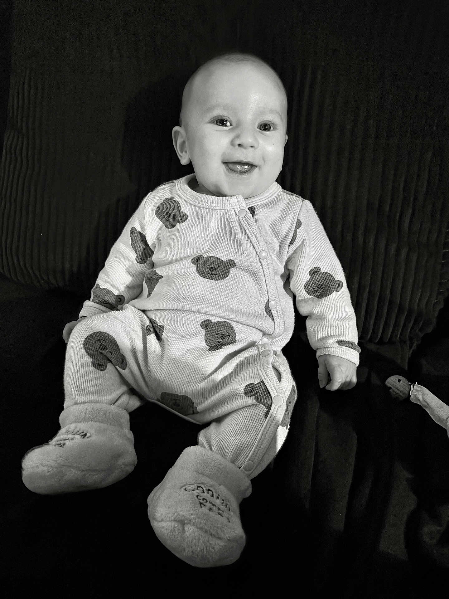 Maylone a rejoint le concours — aidez-le/la à gagner de superbes lots ! baby, smiling, infant, pajamas, bear_pattern, booties, sitting, face, cute, child, cozy, happy, indoors, portrait, black_and_white, soft_texture, clothing, person, comfortable, joyful
