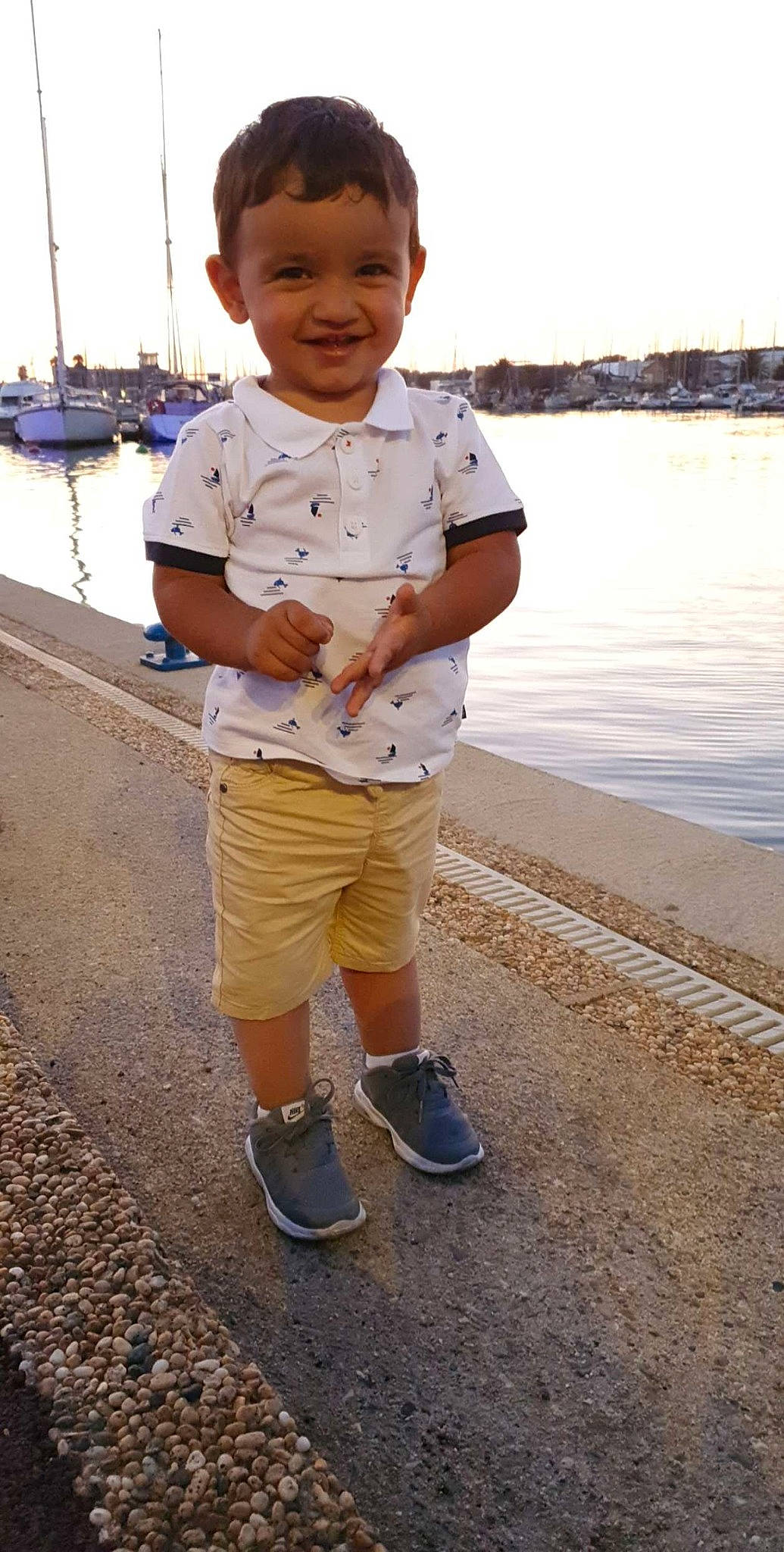 Kaïs participe au concours pour gagner de l'argent avec cette photo : boats_and_boating_equipment_and_supplies, child, electric_blue, flash_photography, footwear, fun, happy, human, joy, lake, leisure, person, recreation, shorts, sky, sleeve, smile, sneakers, t_shirt, toddler