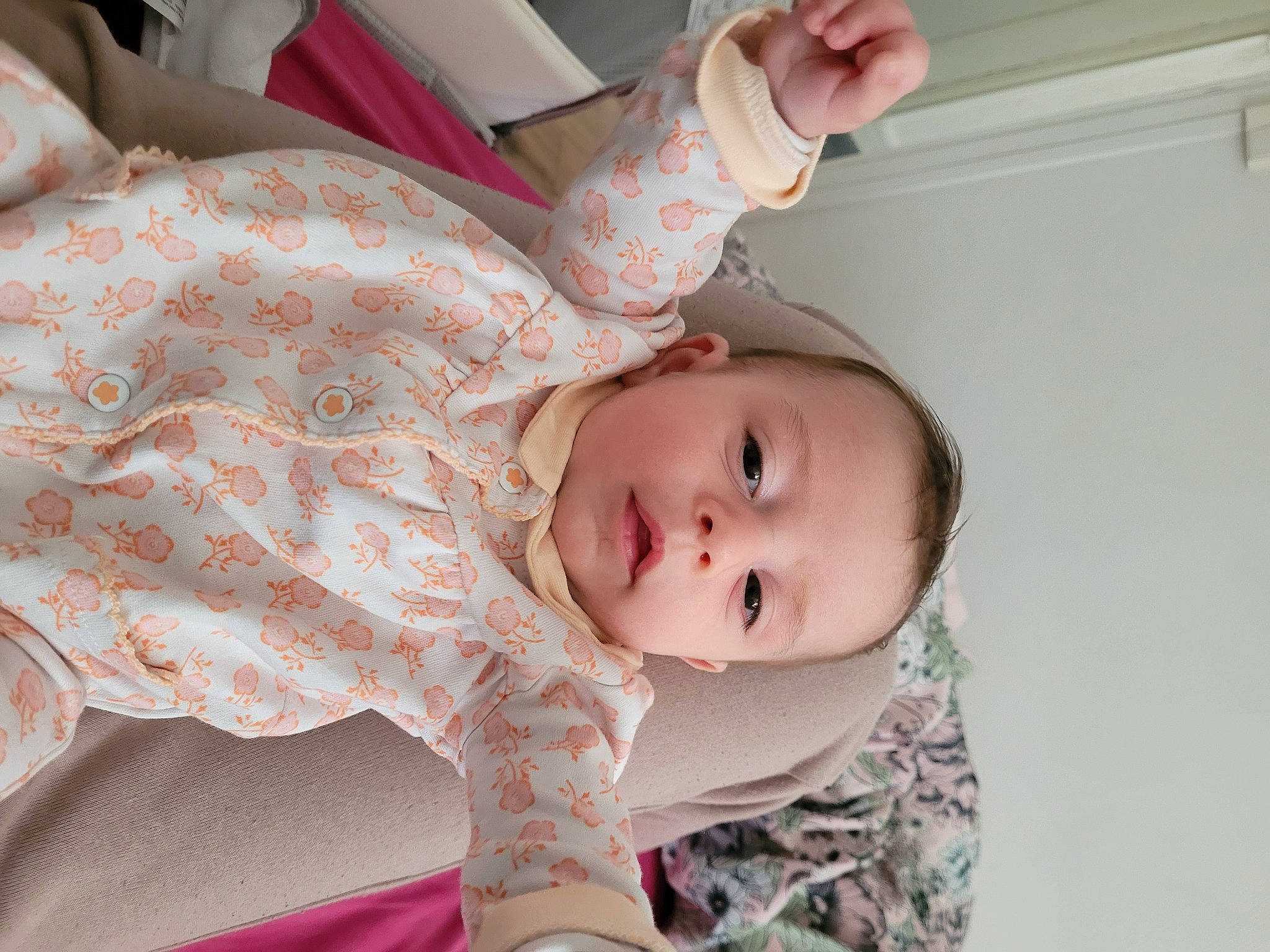 Lou a rejoint le concours — aidez-le/la à gagner de superbes lots ! baby, baby_products, baby_toddler_clothing, cheek, child, comfort, eye, eyelash, finger, hand, human_body, iris, lip, nose, pattern, peach, person, pink, skin, sleeve