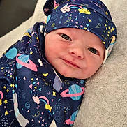 Harry participe au concours pour gagner de l'argent avec cette photo : baby, blanket, clouds, cute, face, hat, indoors, infant, moon, newborn, planets, portrait, rainbow, resting, smiling, soft, space_theme, stars, towel, wrapped