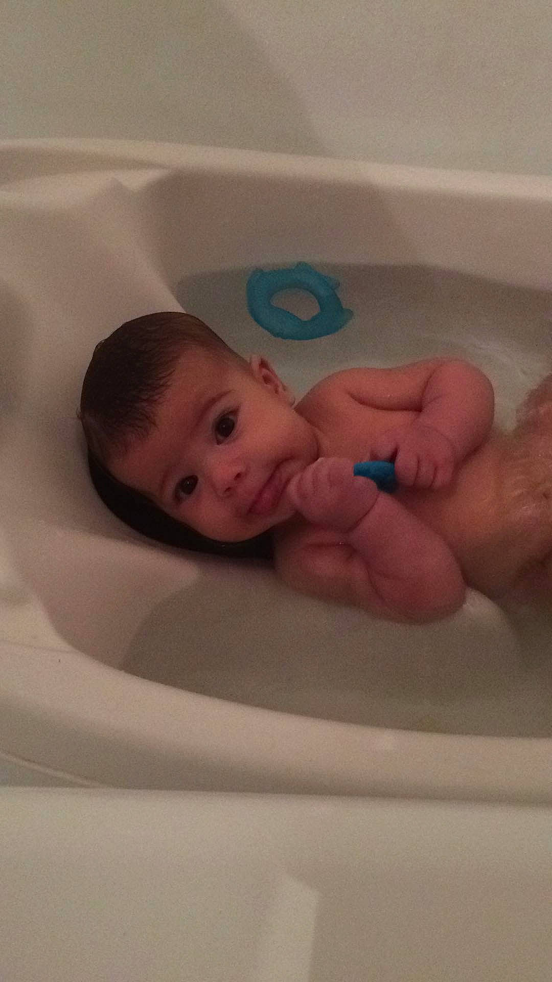 Djino participe au concours pour gagner de l'argent avec cette photo : baby, bathing, bathtub, birth, child, hand, person, plumbing_fixture, skin, toddler