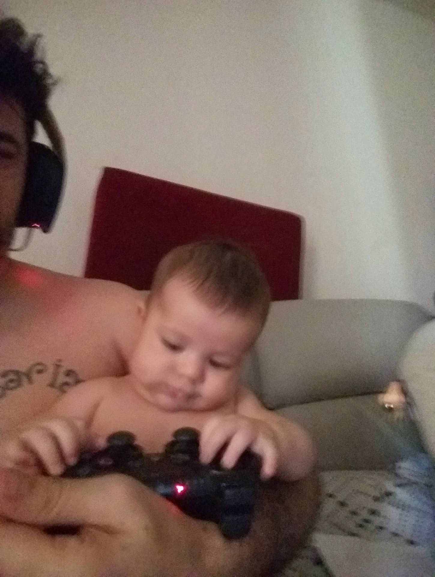 Djino participe au concours pour gagner de l'argent avec cette photo : arm, barechested, black_hair, chest, child, finger, hand, leg, mouth, muscle, neck, person, photography, thumb, toddler