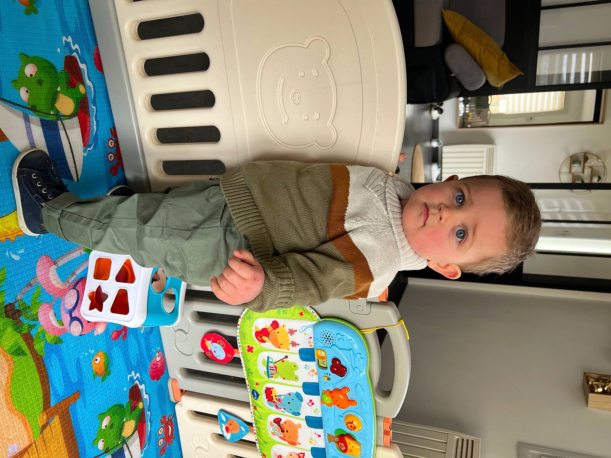 Antonin a rejoint le concours — aidez-le/la à gagner de superbes lots ! art, baby, baby_products, baby_safety, baby_toddler_clothing, baby_toys, child, linens, machine, musical_instrument, nursery, organ, person, product, room, t_shirt, toddler, toy