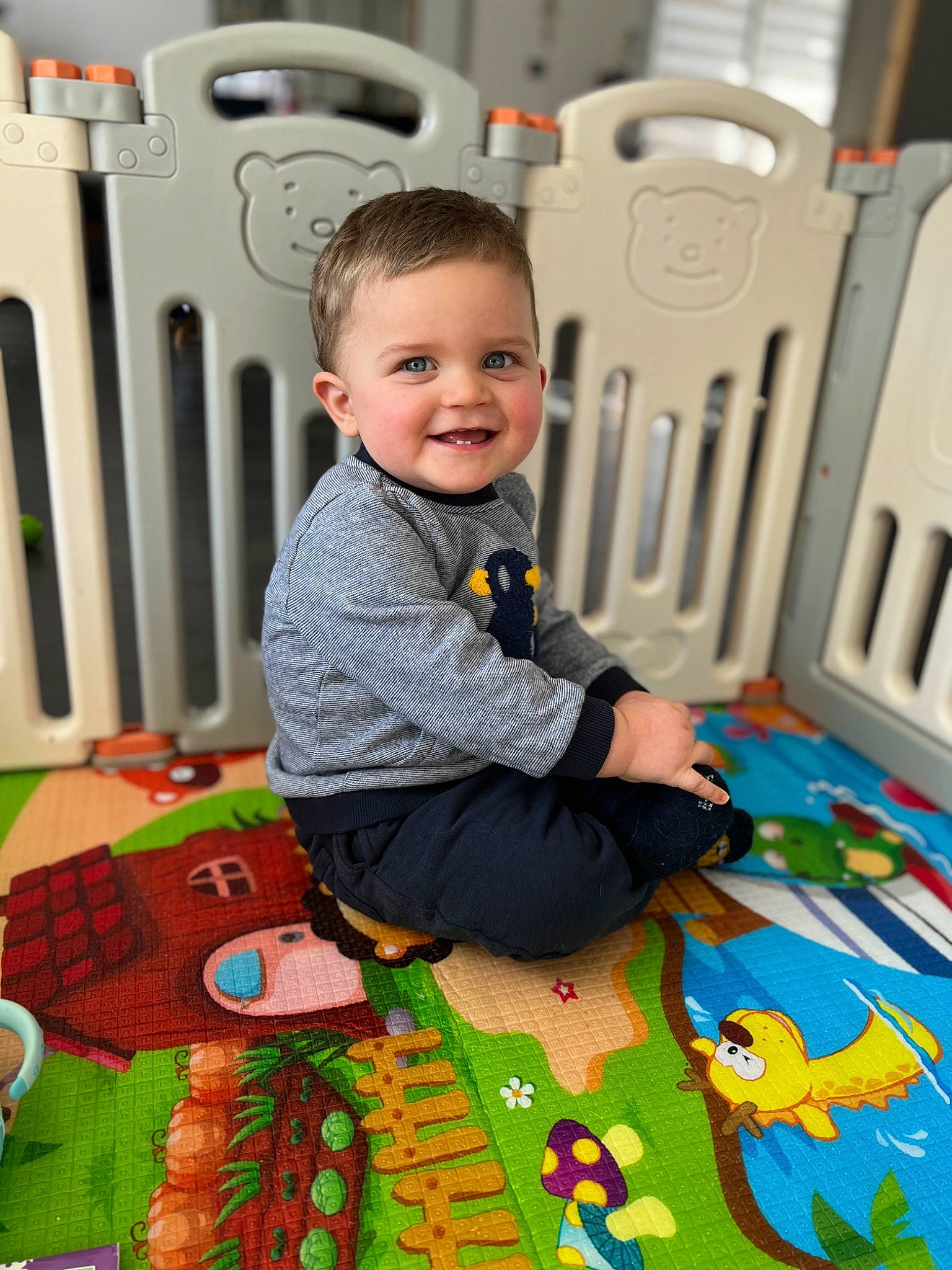 Antonin a rejoint le concours — aidez-le/la à gagner de superbes lots ! baby, baby_playing_with_toys, baby_toddler_clothing, child, floor, flooring, fun, green, happy, head, joy, leisure, pattern, person, play, product, room, smile, t_shirt, toddler
