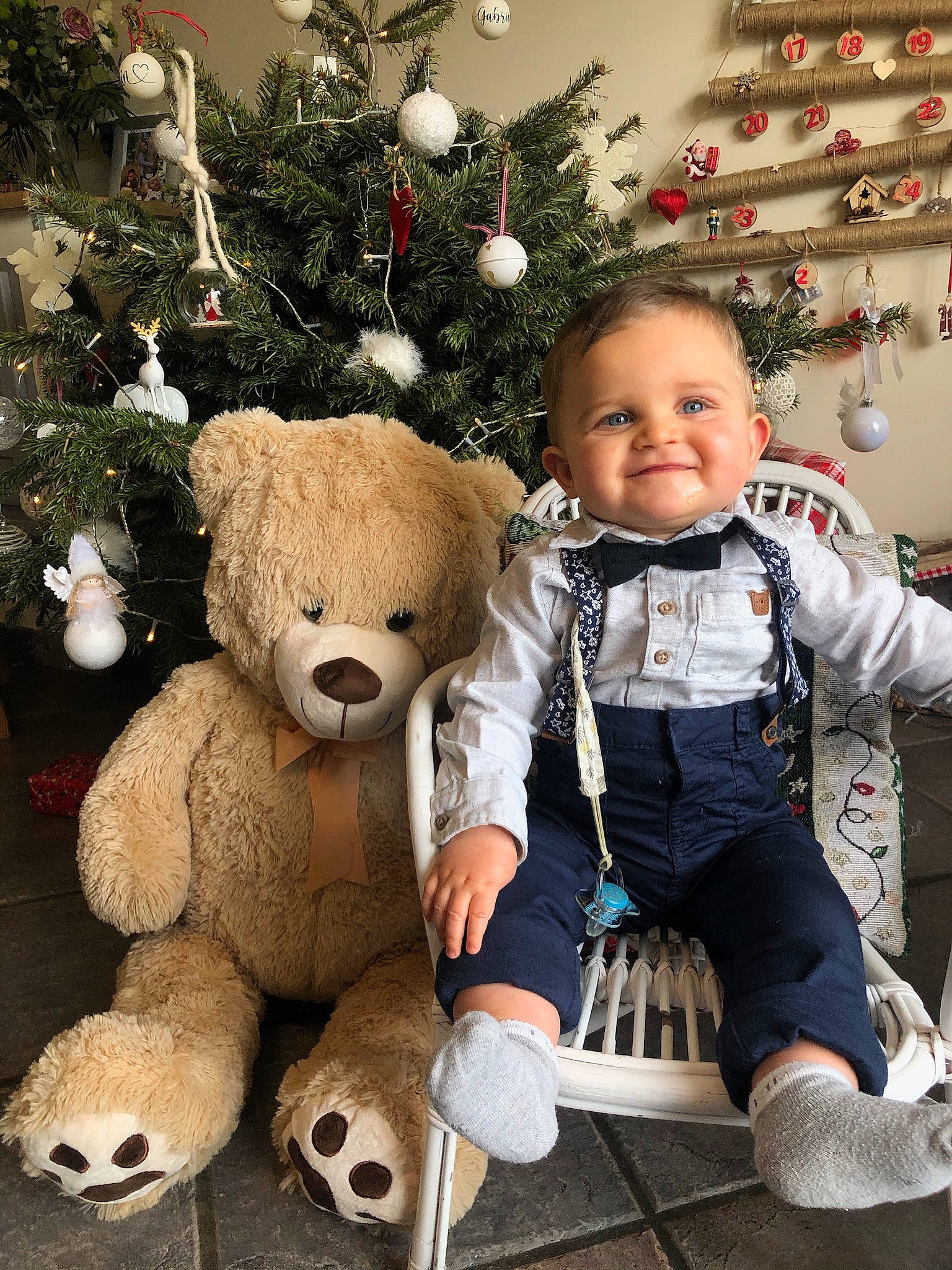 Antonin a rejoint le concours — aidez-le/la à gagner de superbes lots ! baby, baby_toddler_clothing, christmas, christmas_decoration, christmas_ornament, christmas_tree, event, facial_expression, happy, head, holiday, human_body, joy, people, person, photograph, smile, snapshot, teddy_bear, toddler