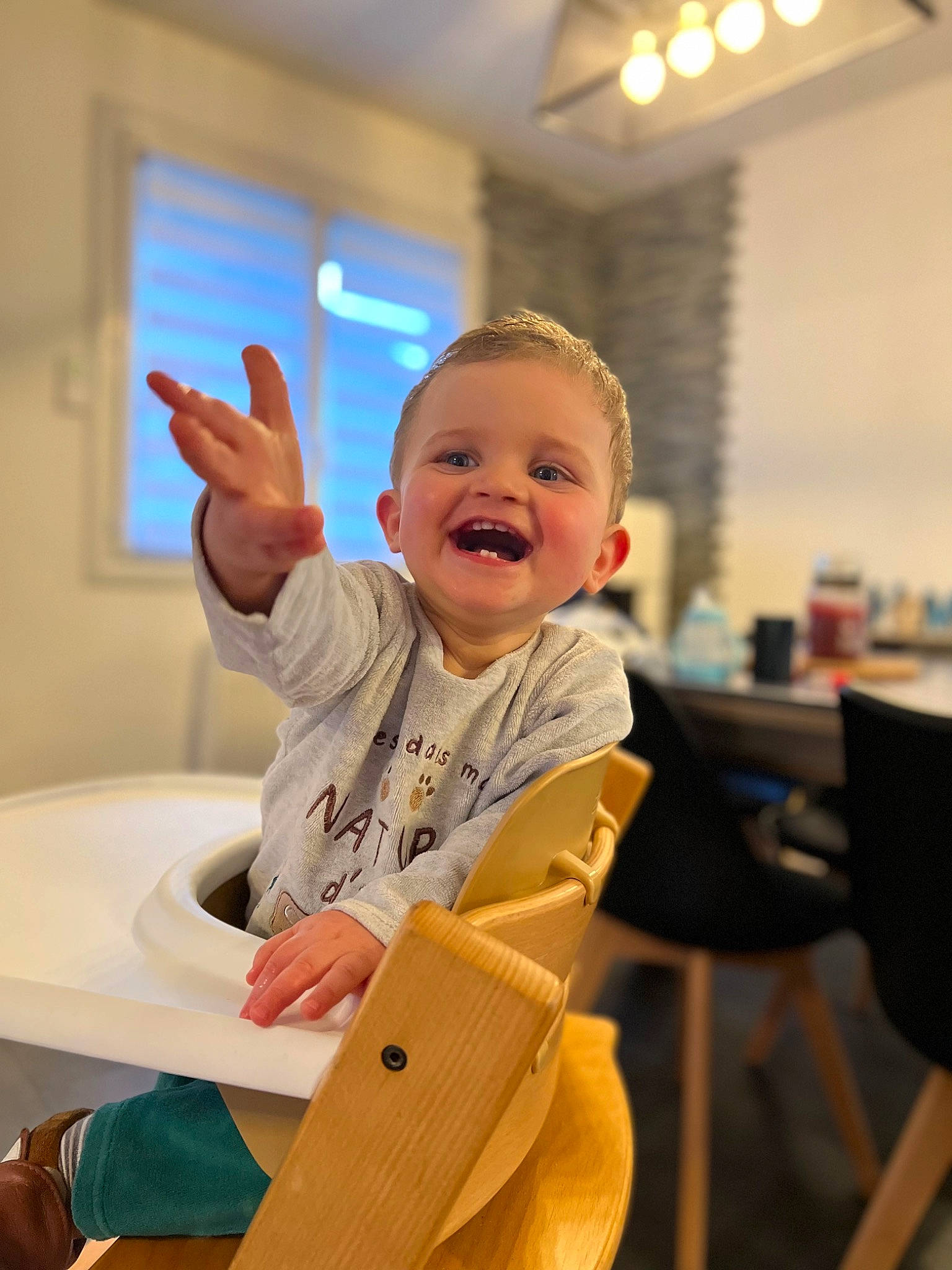 Antonin a rejoint le concours — aidez-le/la à gagner de superbes lots ! baby, baby_laughing, baby_toddler_clothing, chair, child, comfort, fun, happy, joy, laugh, leisure, person, play, room, shirt, sitting, sleeve, smile, standing, t_shirt