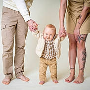 Maëlan a rejoint le concours — aidez-le/la à gagner de superbes lots ! baby, child, hands, legs, tattoos, barefoot, standing, studio, clothing, beige, cream, smiling, person, family, support, helping, cute, indoor, human, childhood
