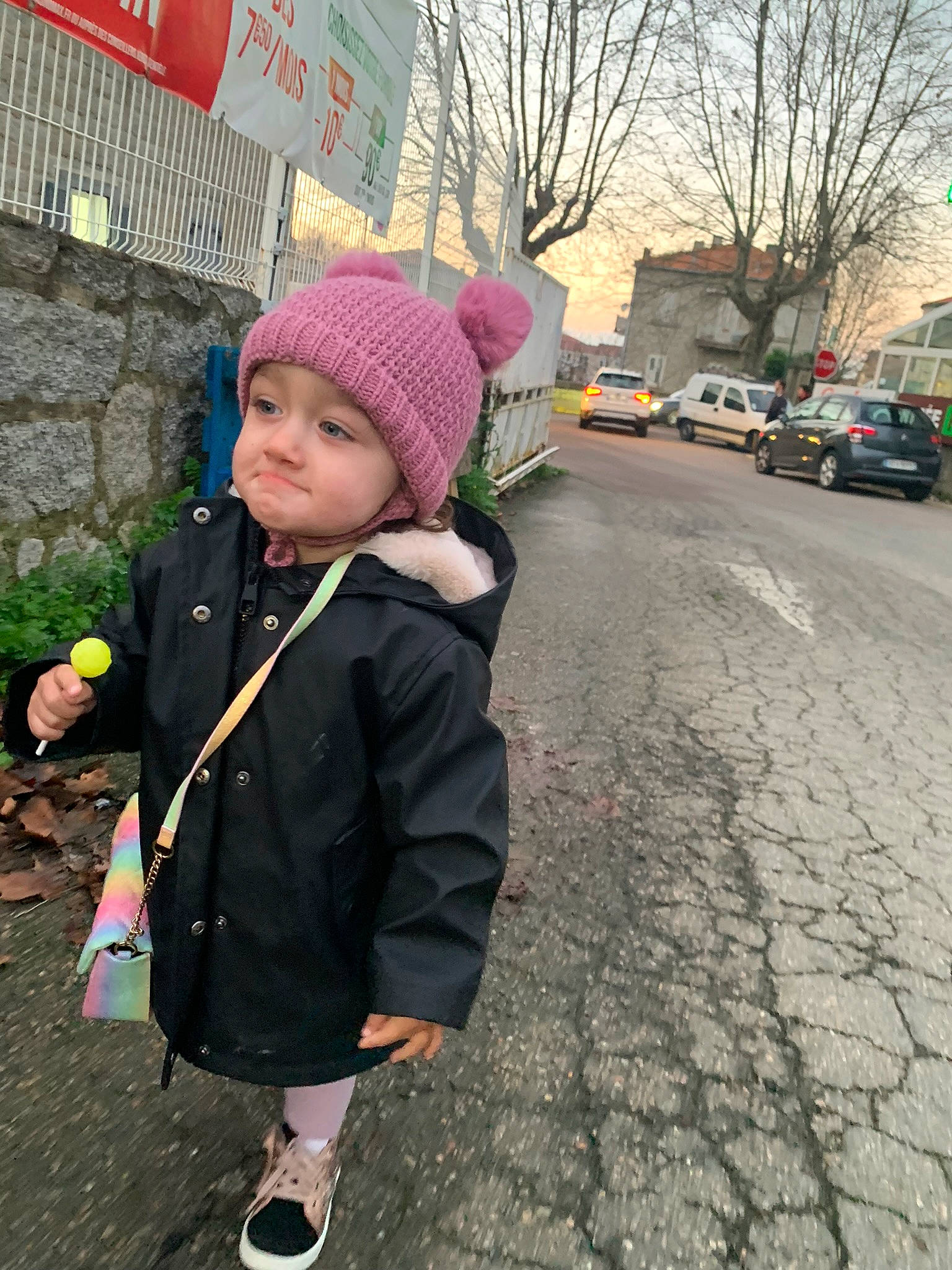 Léa-marie a rejoint le concours — aidez-le/la à gagner de superbes lots ! asphalt, cap, car, city, fence, fun, hat, headwear, jacket, pattern, pedestrian, person, pink, plant, road_surface, sidewalk, street, tire, toddler, tree
