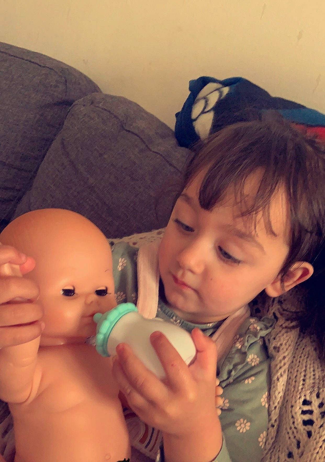 Léa-marie a rejoint le concours — aidez-le/la à gagner de superbes lots ! arm, cheek, child, comfort, ear, eyebrow, eyelash, finger, gesture, hand, happy, iris, lip, mouth, neck, nose, organ, person, skin, thumb