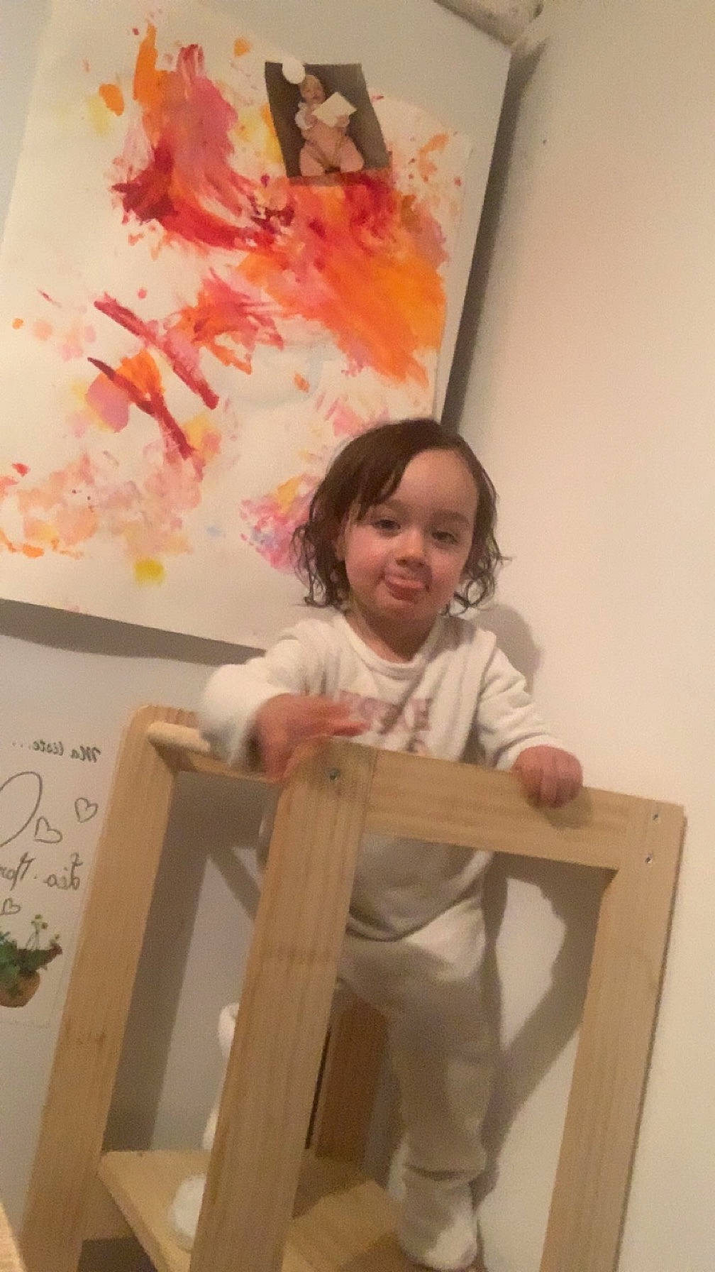 Léa-marie participe au concours pour gagner de l'argent avec cette photo : art, artist, baby_toddler_clothing, chair, event, hardwood, joy, paint, painting, peach, person, room, sitting, sleeve, smile, toddler, visual_arts, wood, wood_stain