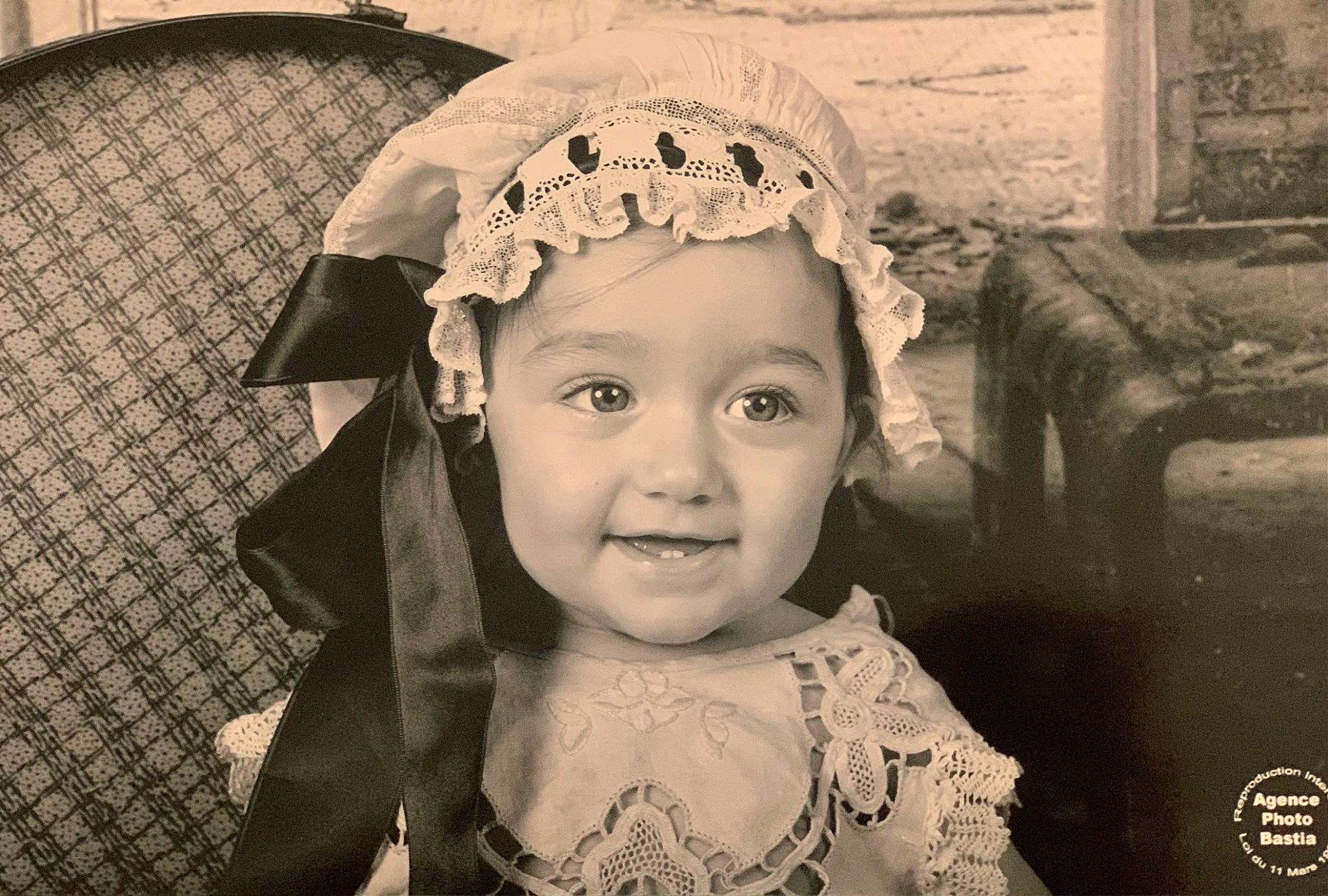 Léa-marie a rejoint le concours — aidez-le/la à gagner de superbes lots ! art, baby_toddler_clothing, beauty, black, cheek, child, costume_hat, eyebrow, eyelash, flash_photography, happy, headpiece, headwear, iris, joy, monochrome, organ, person, smile, tints_and_shades