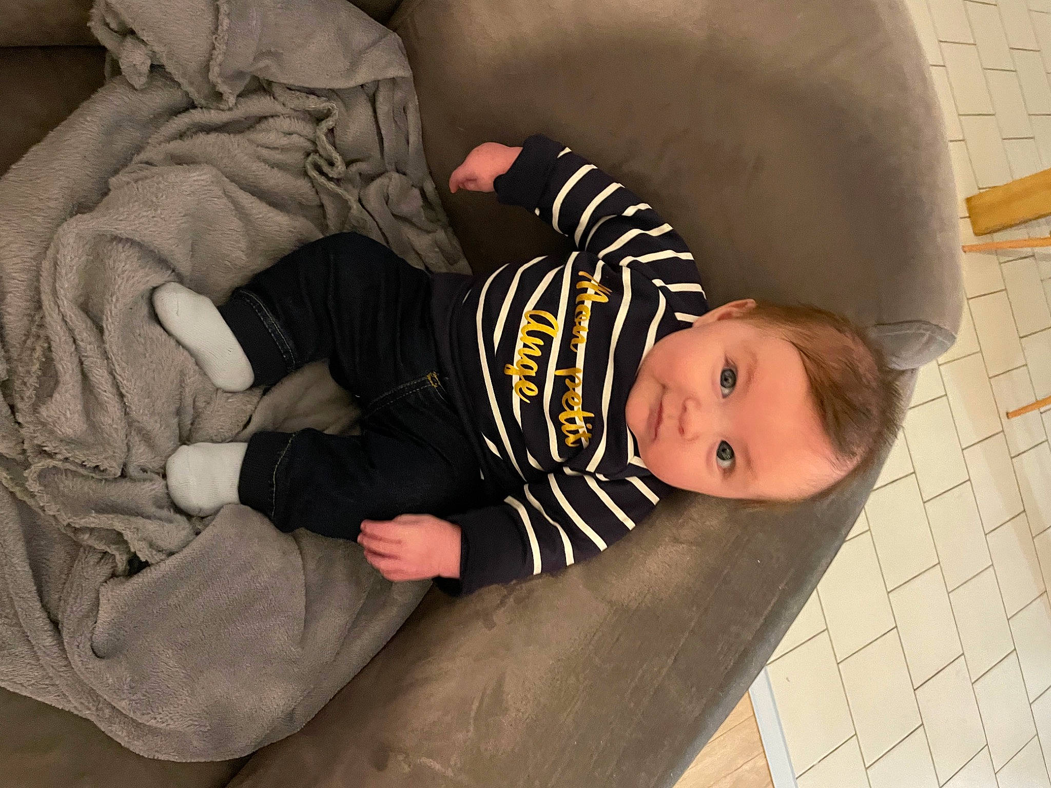 Jules participe au concours pour gagner de l'argent avec cette photo : baby, baby_products, baby_sleeping, baby_toddler_clothing, bedtime, child, comfort, facial_expression, flooring, linens, nap, pattern, person, room, sitting, sleep, sleeve, sock, toddler, tree