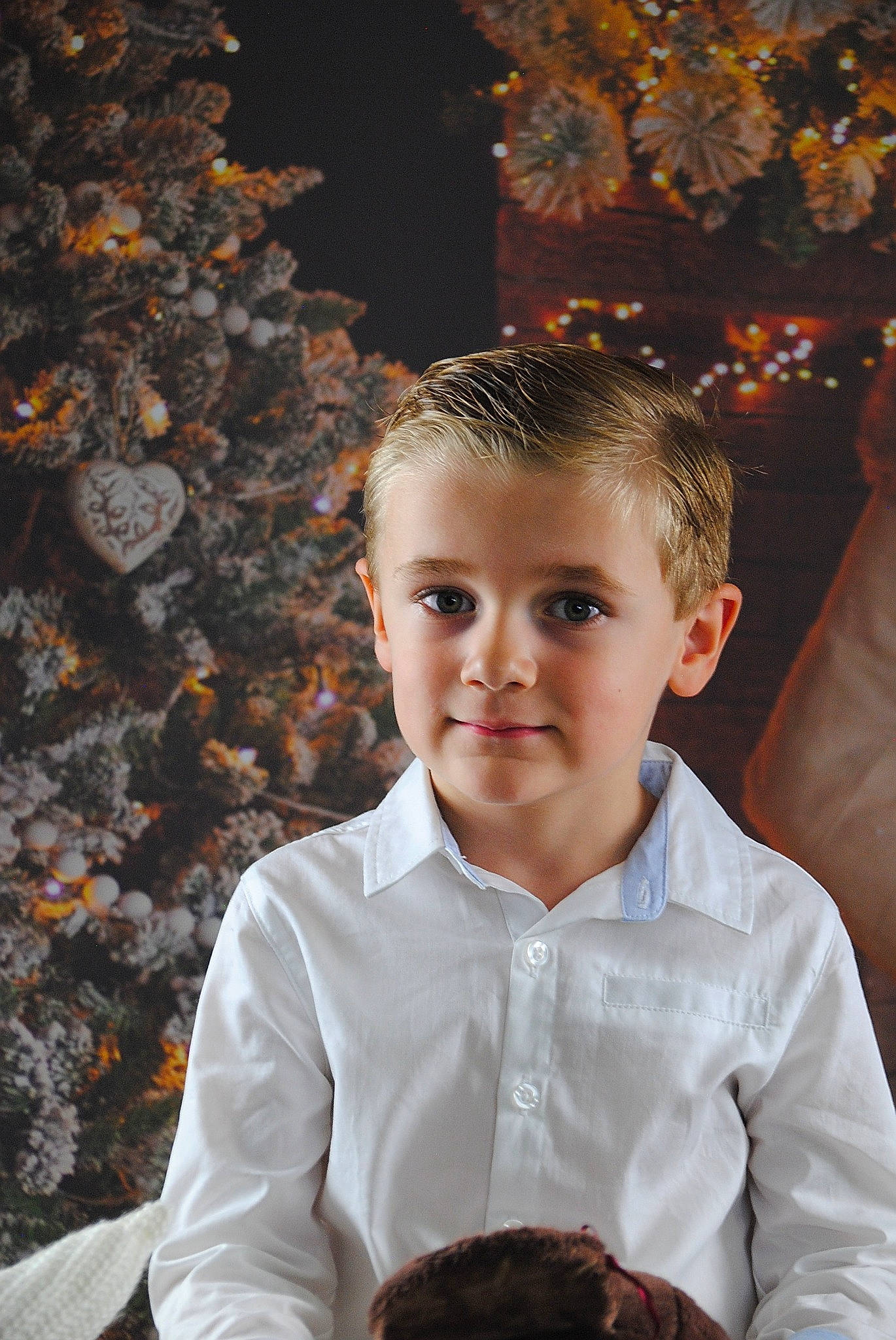 Raphaël a rejoint le concours — aidez-le/la à gagner de superbes lots ! autumn, cake, child, chocolate, christmas_ornament, dessert, event, eye, flash_photography, food, formal_wear, fun, hairstyle, happy, holiday, person, portrait_photography, sitting, tie, toddler