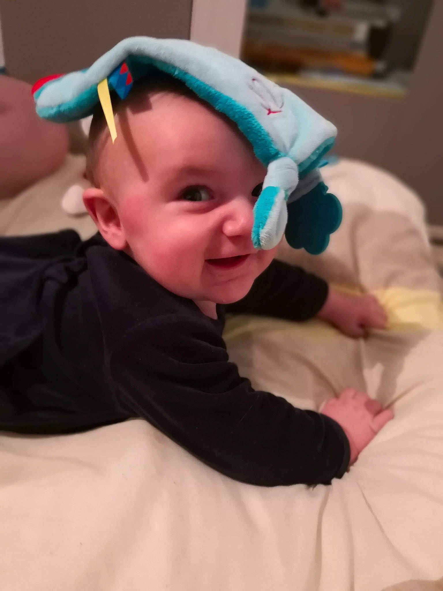 Raphaël a rejoint le concours — aidez-le/la à gagner de superbes lots ! arm, blue, child, ear, eye, face, finger, forehead, fun, head, headgear, infant, mouth, person, play, product, skin, toddler