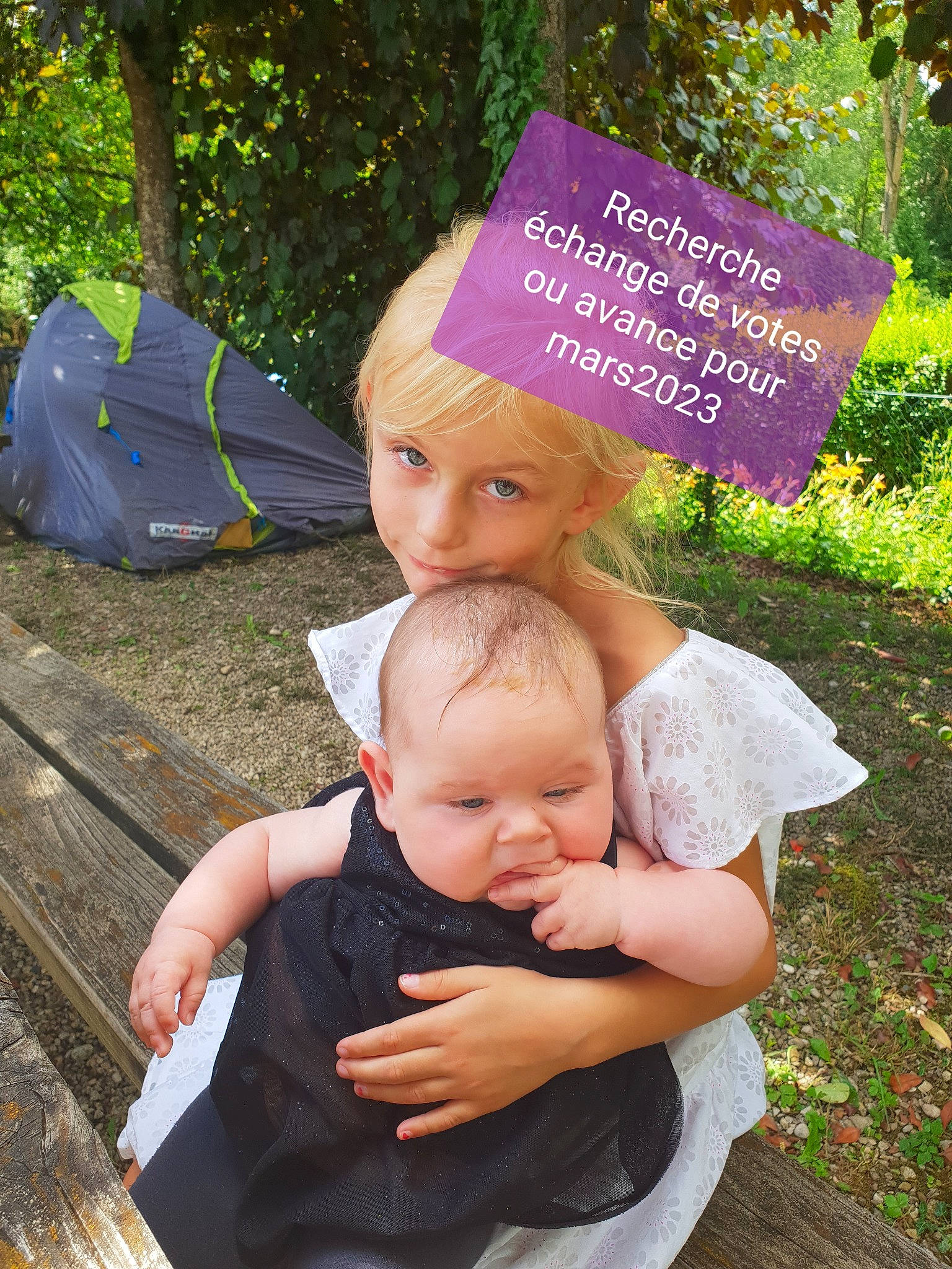 Noémie a rejoint le concours — aidez-le/la à gagner de superbes lots ! baby, baby_products, baby_toddler_clothing, beauty, child, grass, happy, headwear, leaf, leisure, mammal, nature, people, people_in_nature, person, pink, plant, sitting, spring, toddler