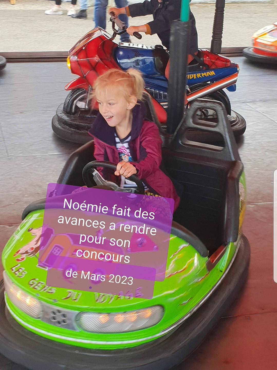 Noémie participe au concours pour gagner de l'argent avec cette photo : advertising, automotive_wheel_system, baby_products, bag, bumper, event, font, fun, games, joy, leisure, mode_of_transport, motor_vehicle, person, personal_protective_equipment, poster, public_event, recreation, sitting, street