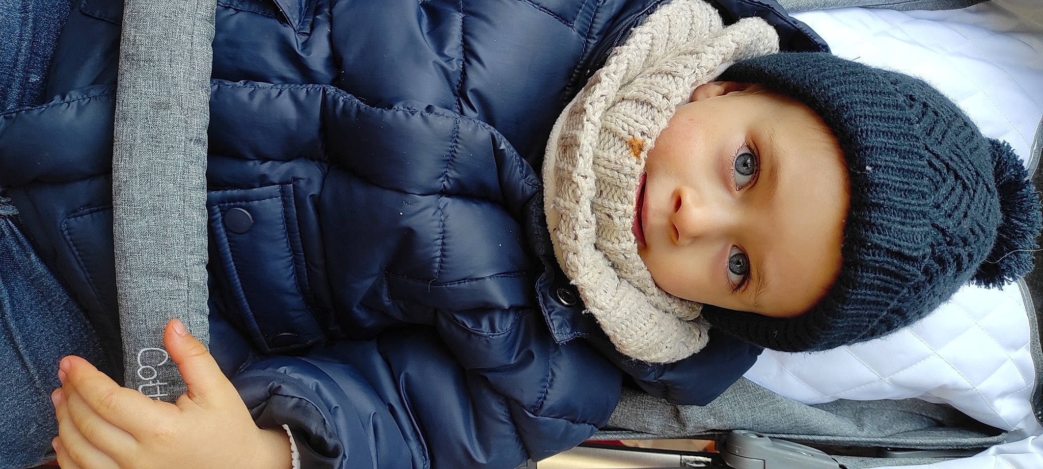 Timael participe au concours pour gagner de l'argent avec cette photo : baby, beanie, cap, car_seat, cheek, child, comfort, doll, electric_blue, eyelash, fashion_accessory, fur, headwear, knit_cap, linens, outerwear, person, sitting, textile, toy