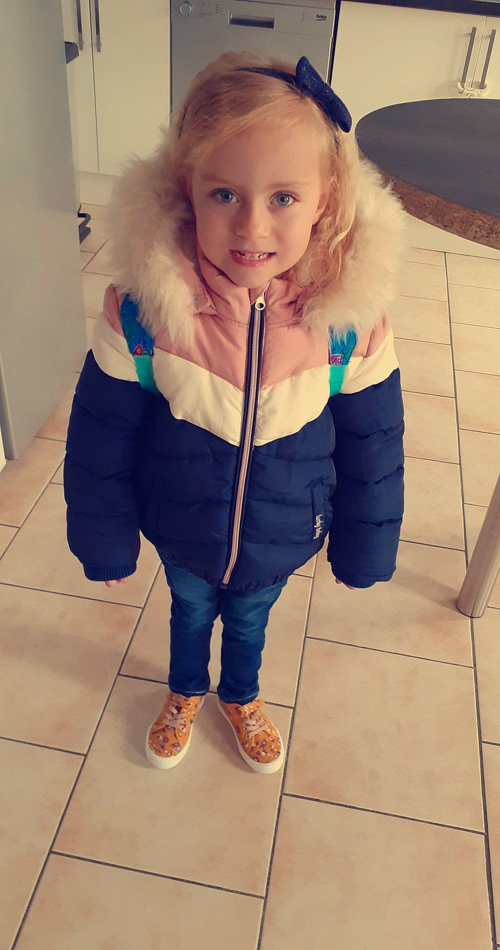 Julia participe au concours pour gagner de l'argent avec cette photo : child, floor, flooring, joy, outerwear, person, toddler