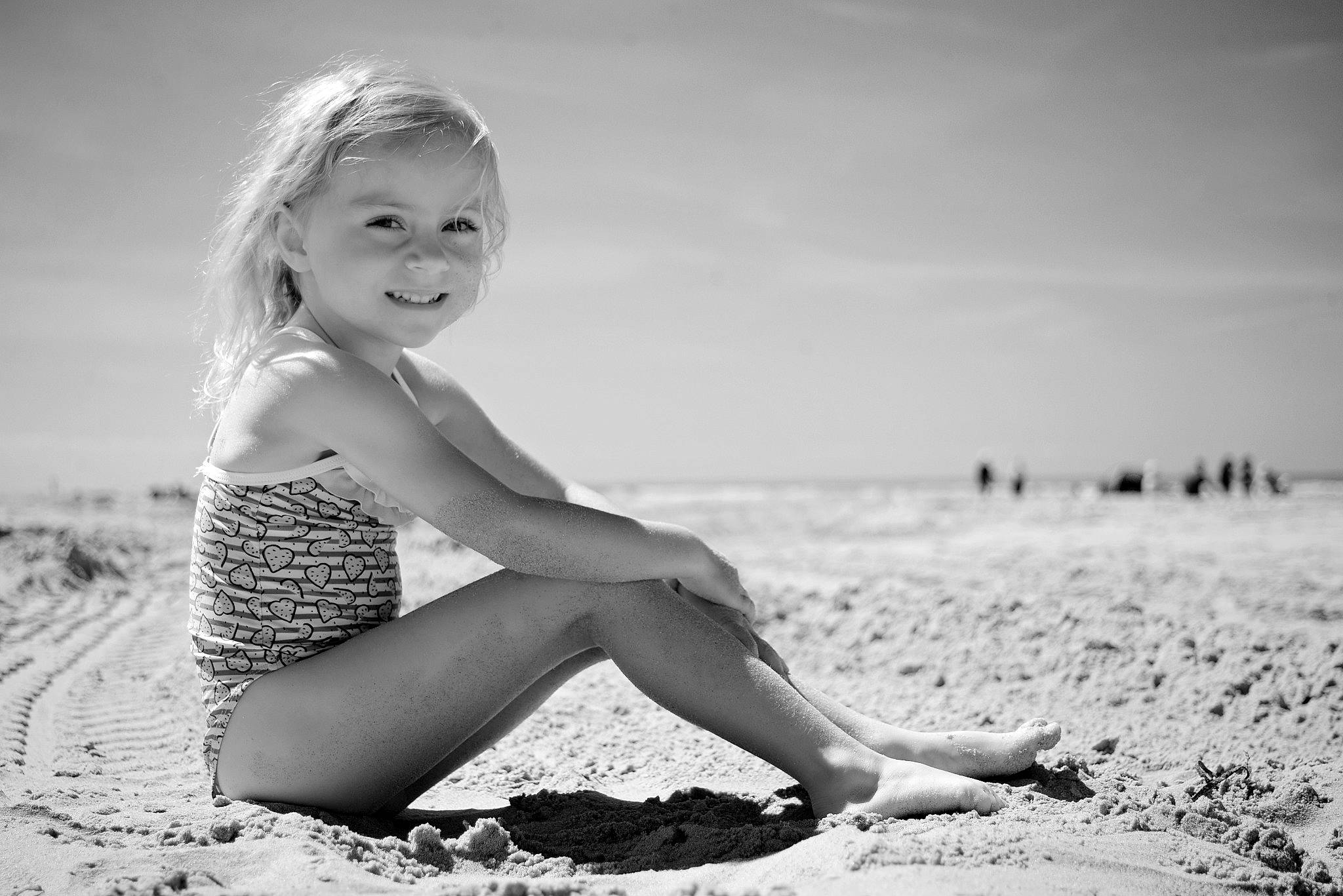Julia participe au concours pour gagner de l'argent avec cette photo : beach, beauty, black, black_and_white, blond, child, fun, joy, leg, monochrome, monochrome_photography, people_in_nature, person, photo_shoot, photograph, photography, portrait_photography, sand, sea, smile