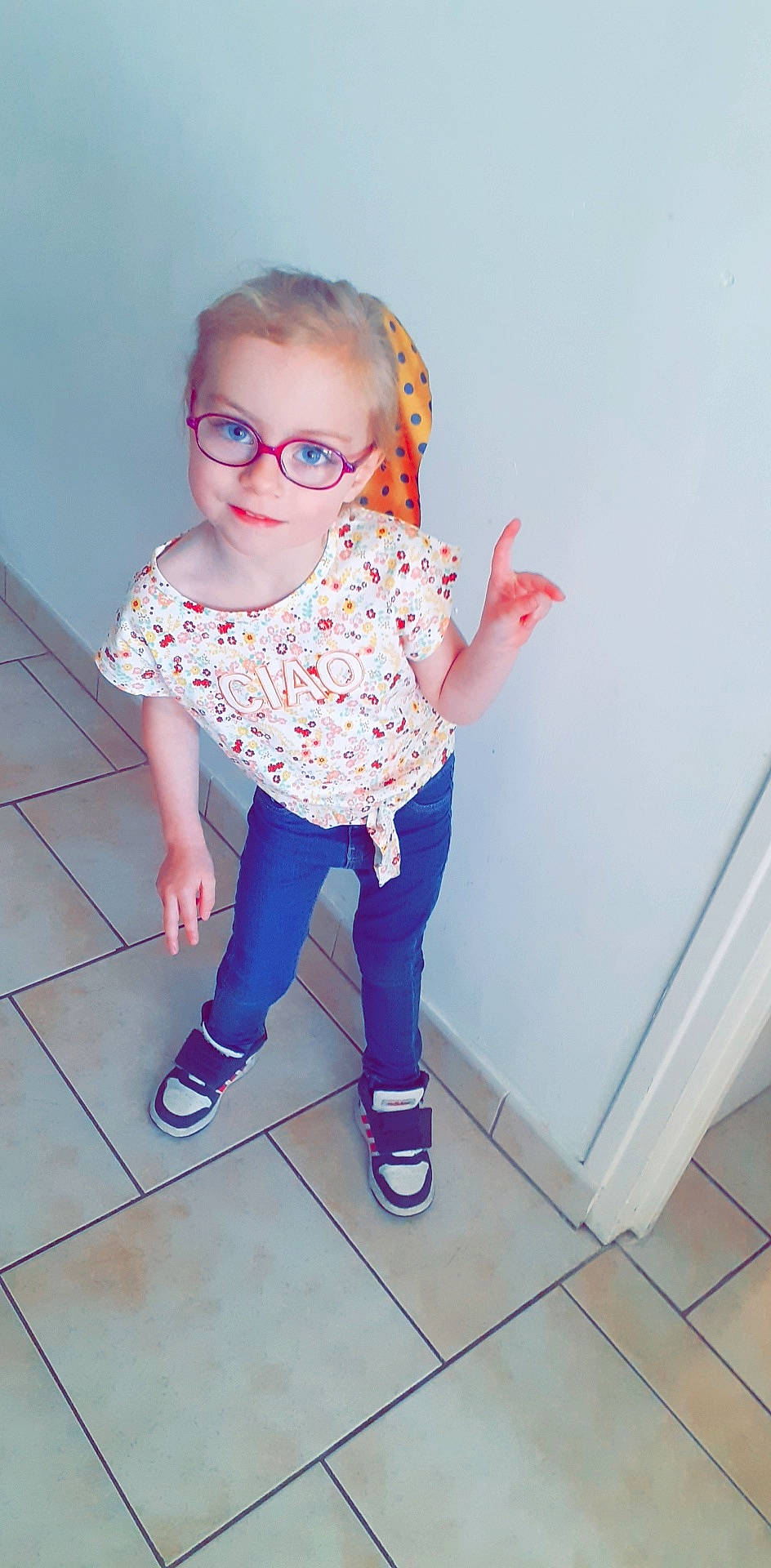 Julia a rejoint le concours — aidez-le/la à gagner de superbes lots ! baby, child, cool, eyewear, footwear, fun, glasses, jeans, leg, pattern, person, pink, shoe, sleeve, t_shirt, toddler