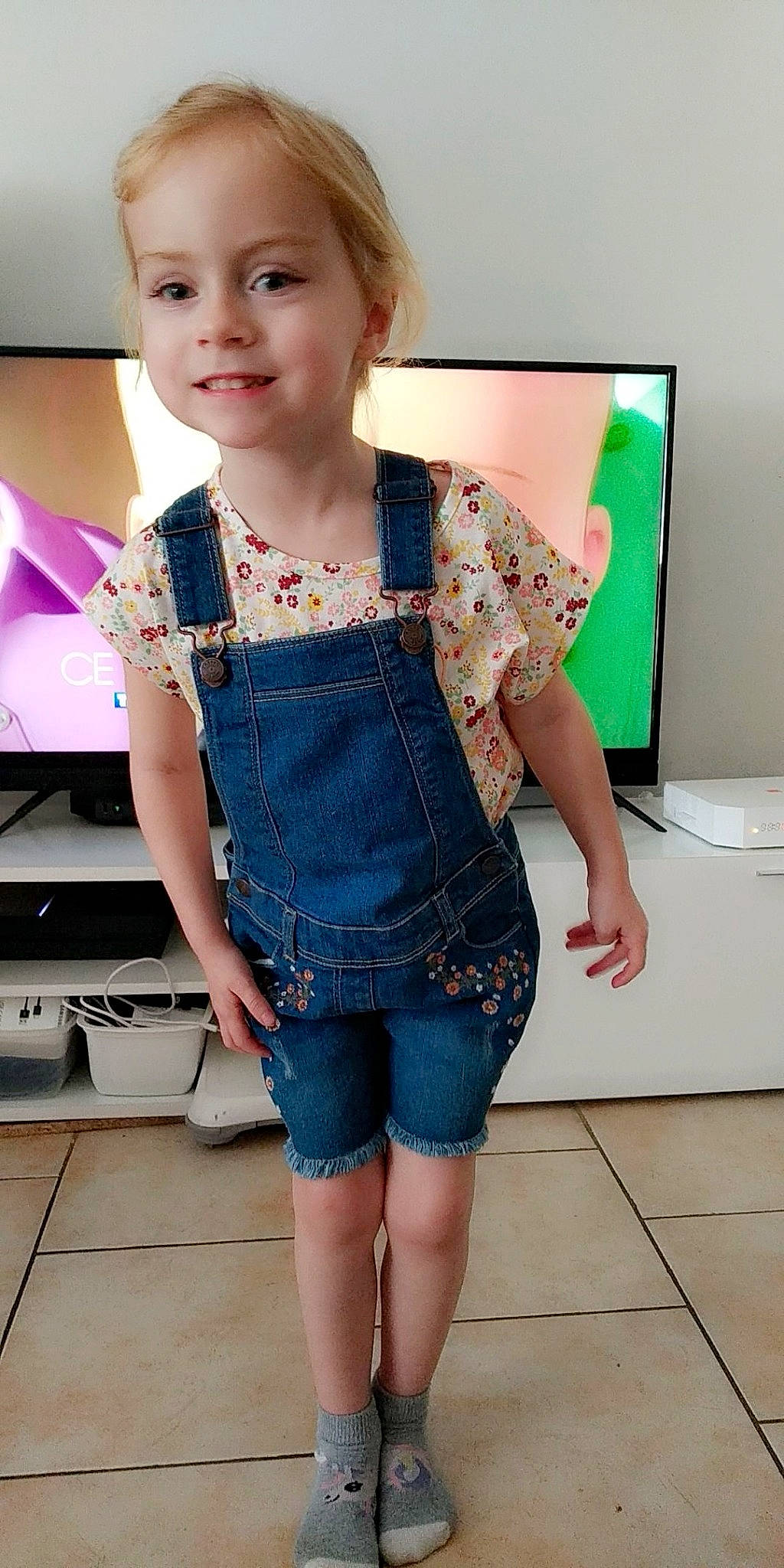 Julia participe au concours pour gagner de l'argent avec cette photo : child, child_model, clothing, denim, jeans, joint, joy, pattern, person, shorts, shoulder, sleeve, textile, toddler, trousers, waist