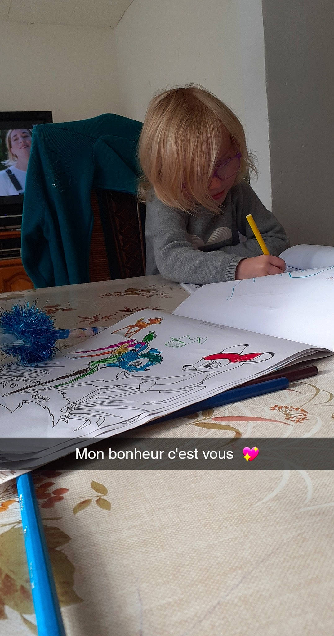 Julia Delattre participe au concours pour gagner de l'argent avec cette photo : adaptation, art, artist, chair, desk, engineering, homework, illustration, office_instrument, office_supplies, paint, person, product, stationery, t_shirt, table, toddler, wood, writing, writing_implement