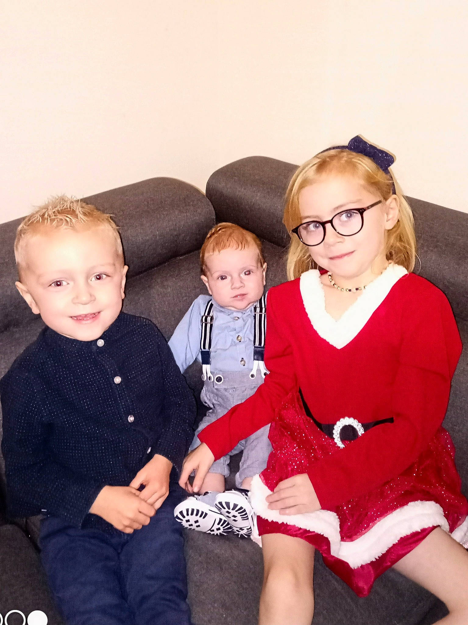 Julia Delattre a rejoint le concours — aidez-le/la à gagner de superbes lots ! baby, baby_toddler_clothing, comfort, event, eyewear, formal_wear, glasses, happy, head, human_leg, joy, lap, leg, person, shoe, sitting, skin, sleeve, smile, thigh