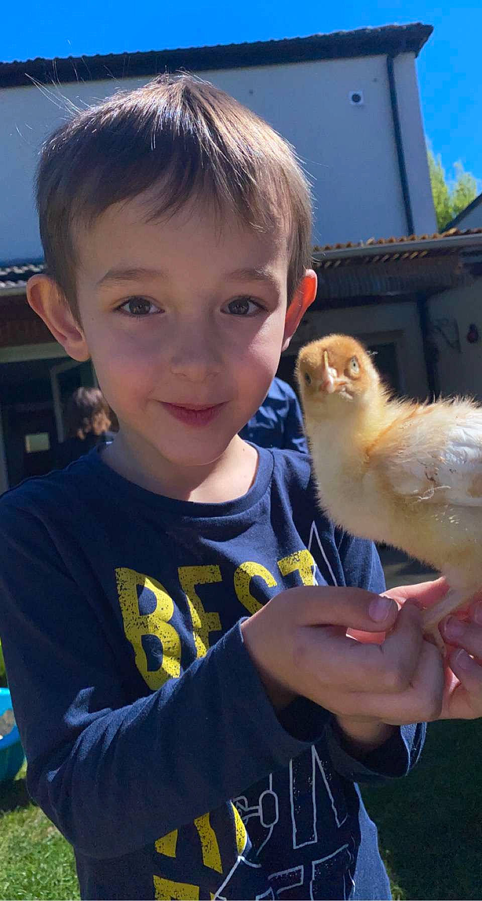 Jeanne a rejoint le concours — aidez-le/la à gagner de superbes lots ! barn_owl, beak, bird, bird_of_prey, child, facial_expression, falconiformes, fun, hairstyle, hand, happy, joy, leisure, organ, owl, person, smile, summer, t_shirt, toddler
