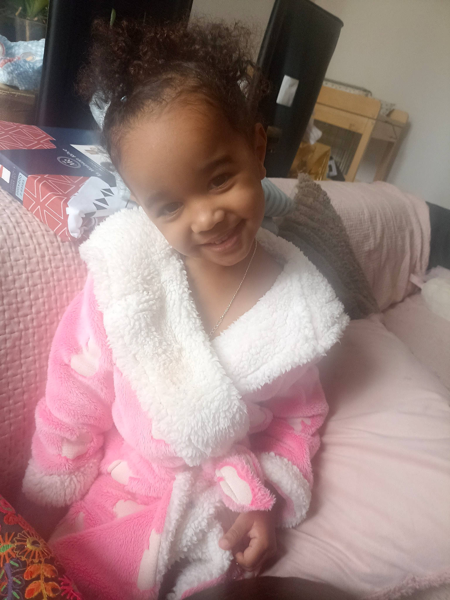 Inaayah a rejoint le concours — aidez-le/la à gagner de superbes lots ! baby, baby_toddler_clothing, bed, chest, comfort, cool, electronic_device, eye, fun, furniture, hair, happy, head, iris, joy, linens, person, skin, smile, thumb